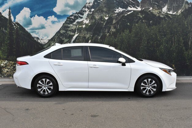 2022 Toyota Corolla Hybrid LE photo 2