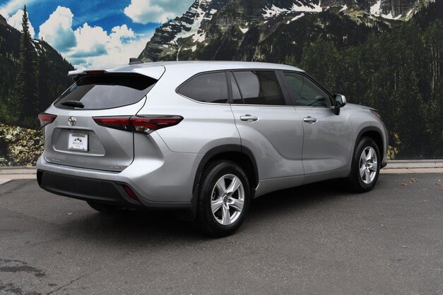 2024 Toyota Highlander LE photo 3