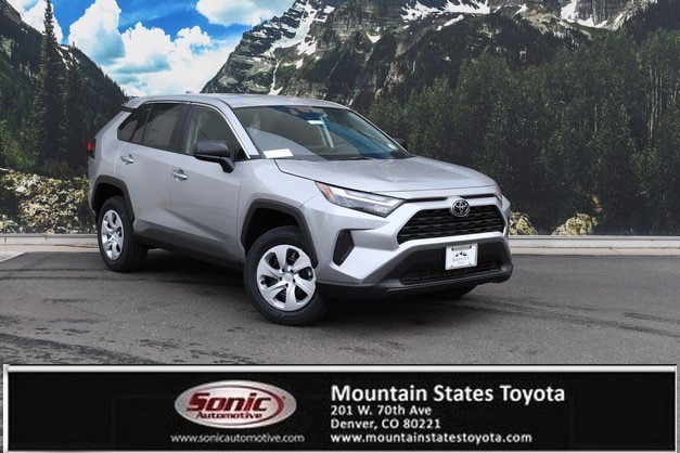 2025 Toyota RAV4 LE's photo
