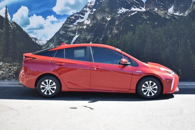 2022 Toyota Prius XLE photo 2