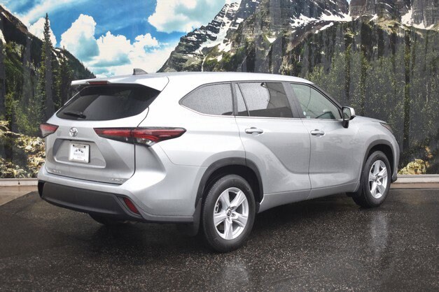 2024 Toyota Highlander LE photo 3