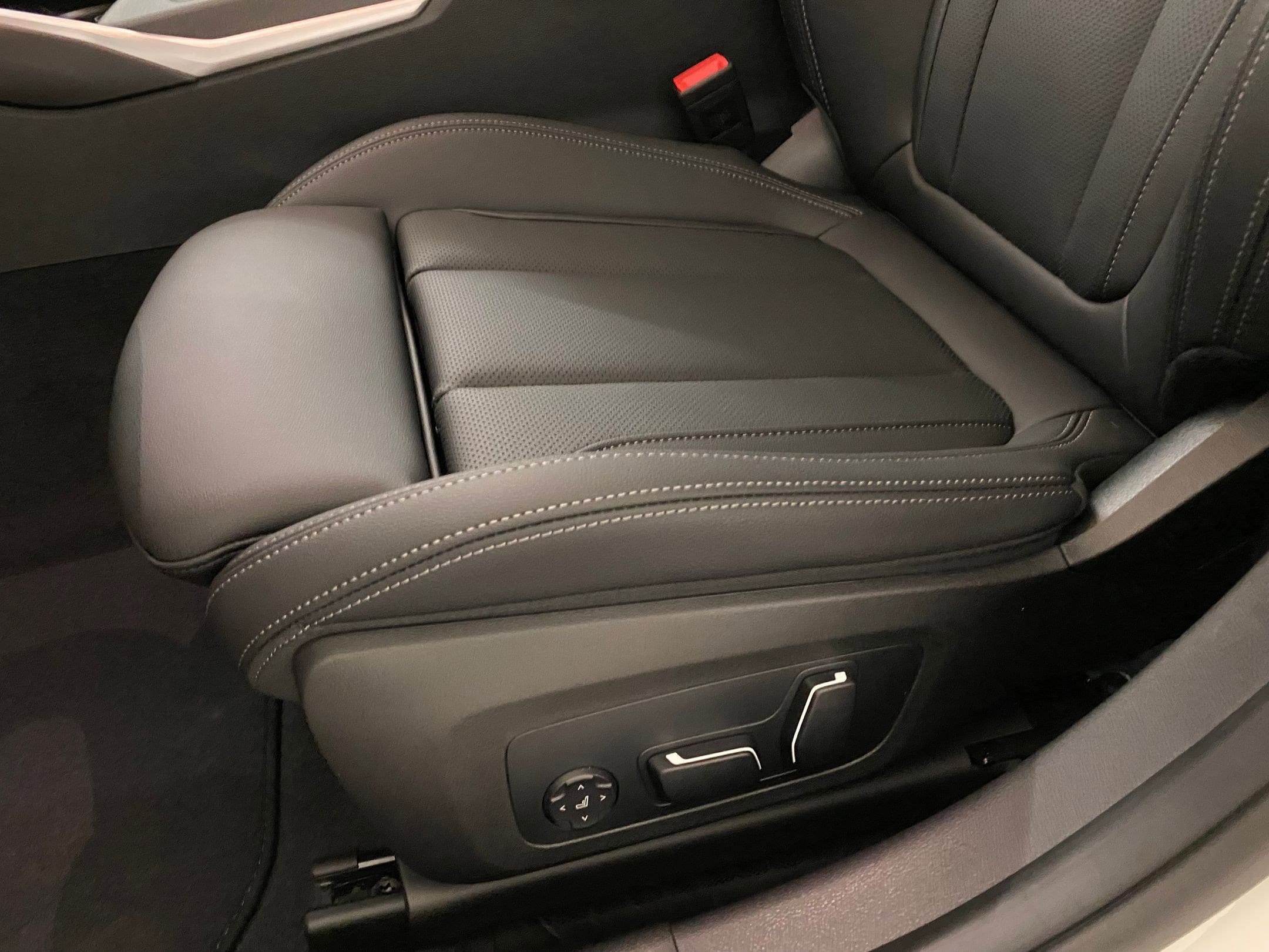 2025 BMW 3 Series 330i - Photo 12