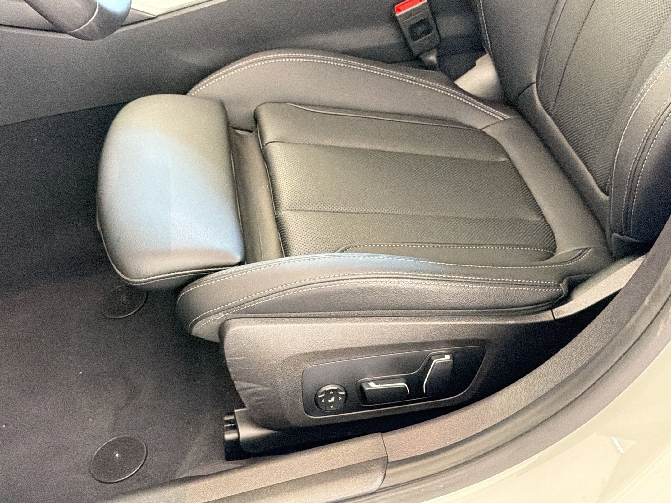 2025 BMW 3 Series 330i - Photo 14