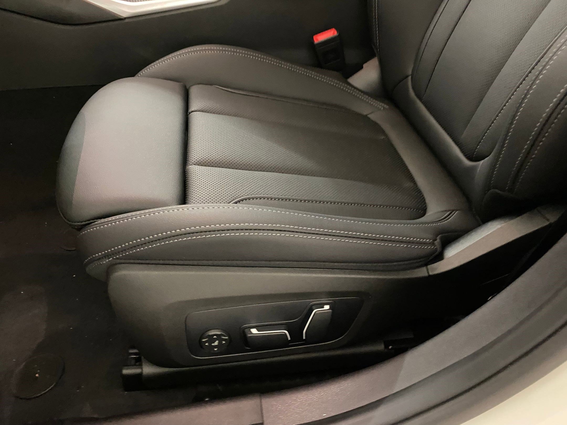 2025 BMW 3 Series 330i - Photo 12