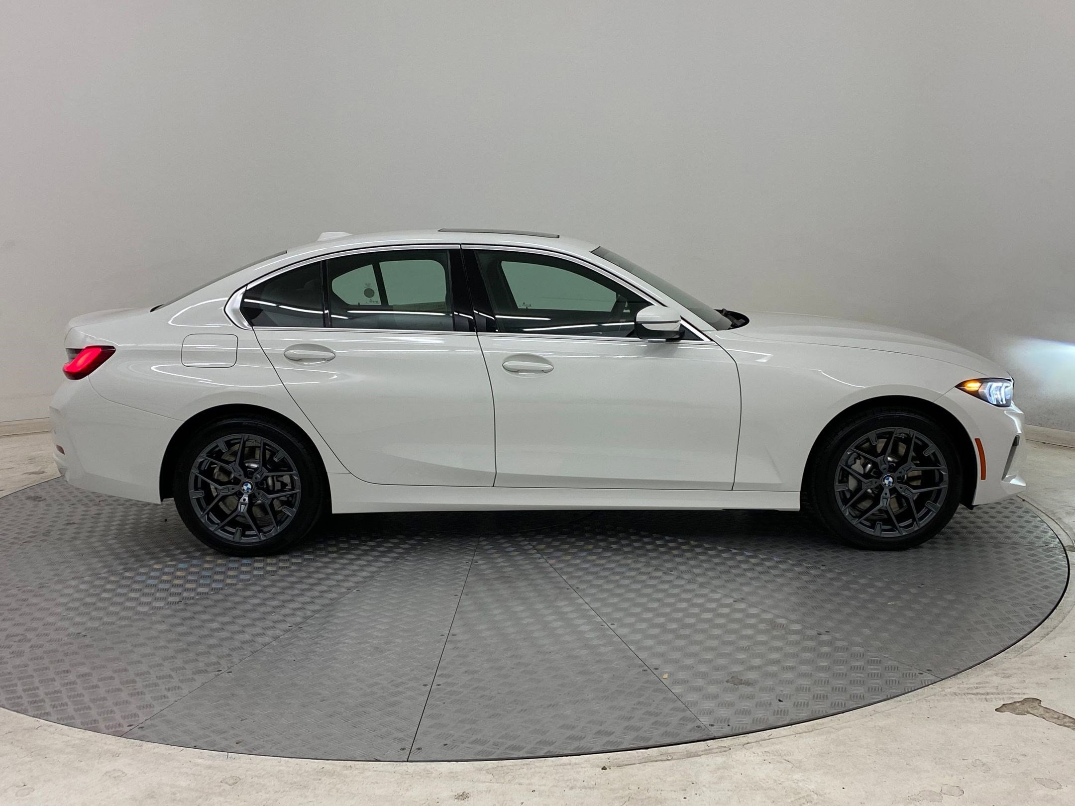 2025 BMW 3 Series 330i - Photo 7