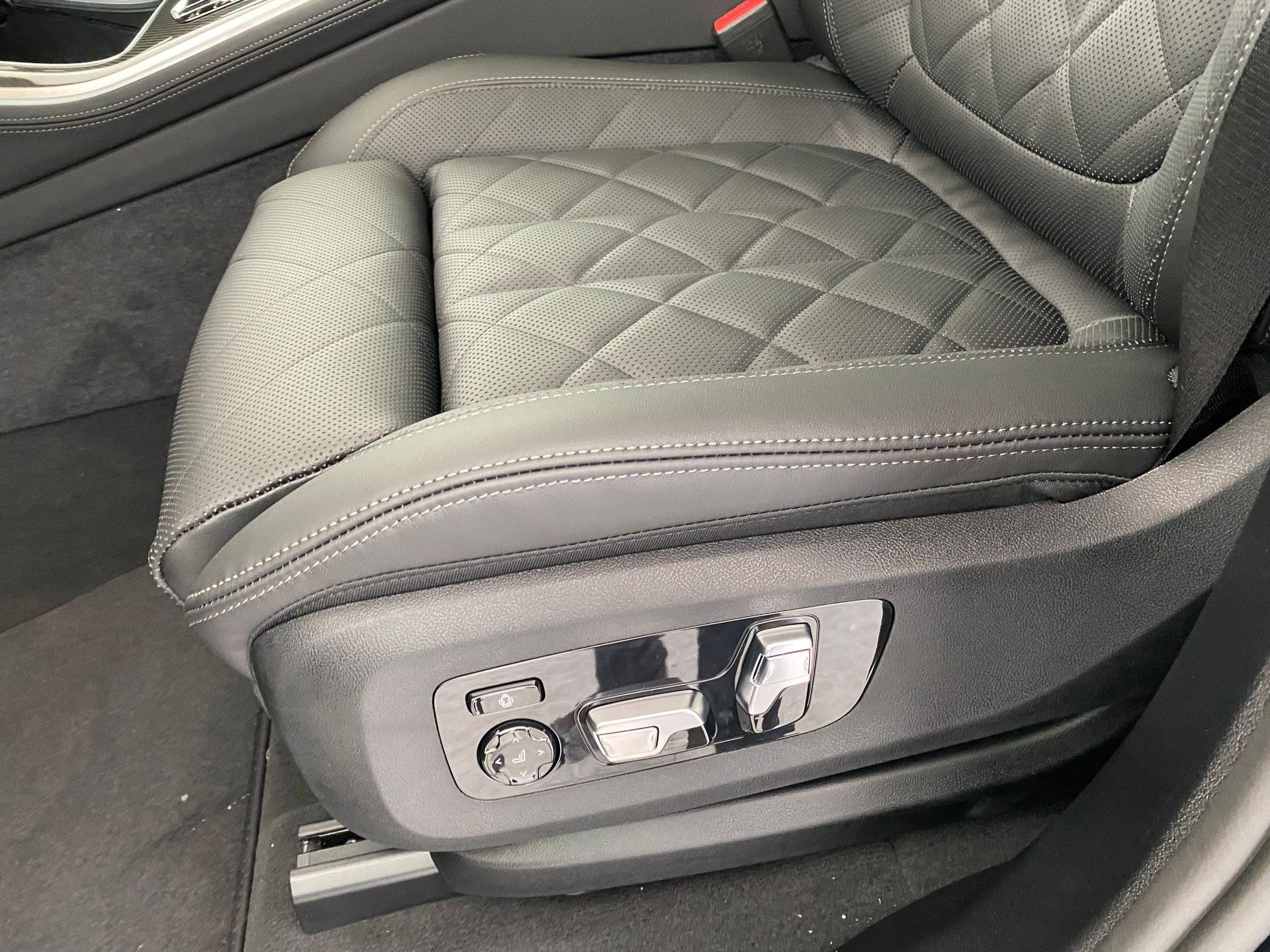 2026 BMW X5 M60i - Photo 12