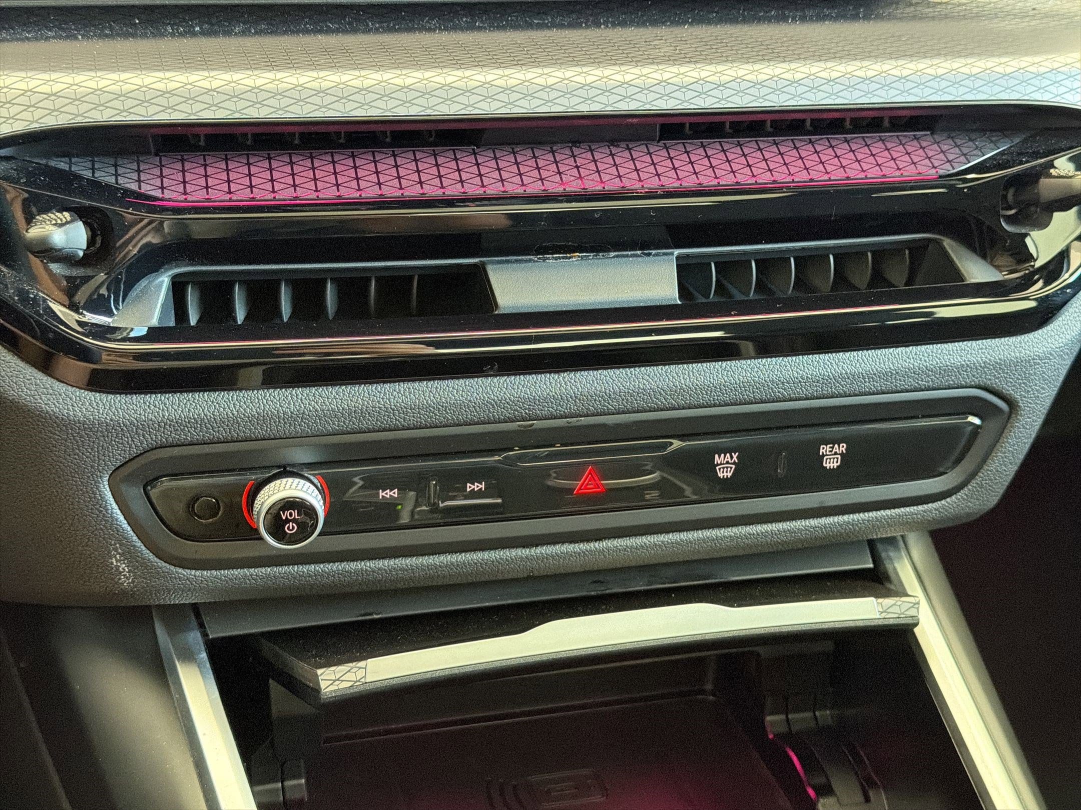 2025 BMW 3 Series 330i - Photo 19
