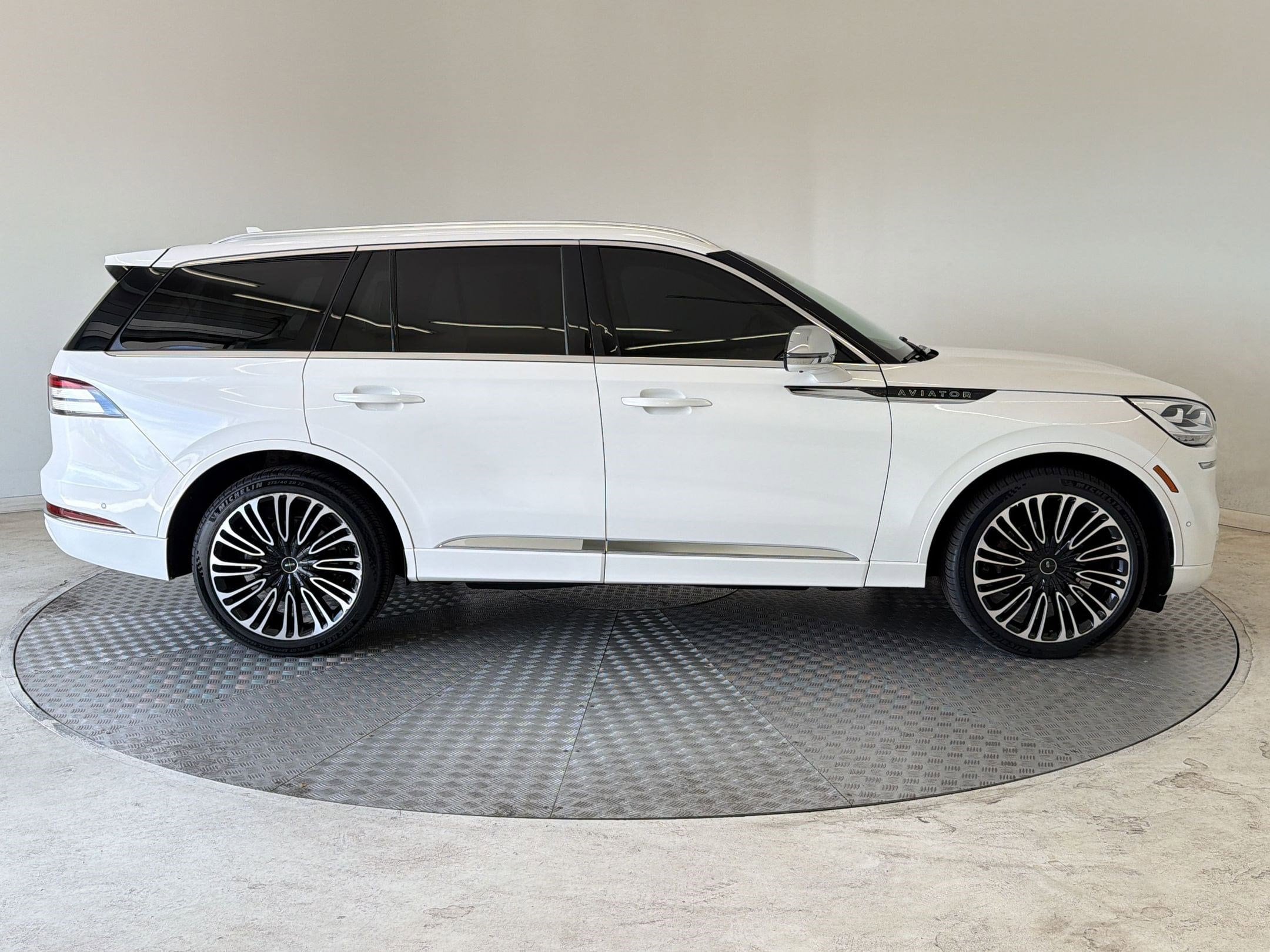 Aviator Black Label SUV