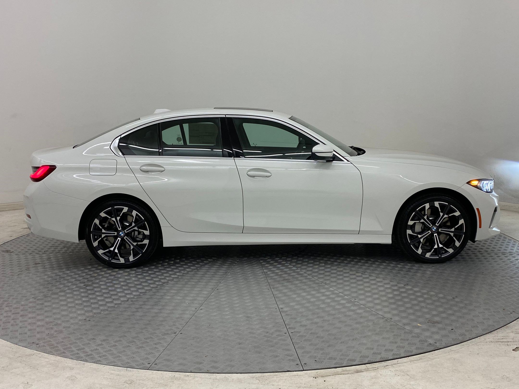 2025 BMW 3 Series 330i - Photo 7