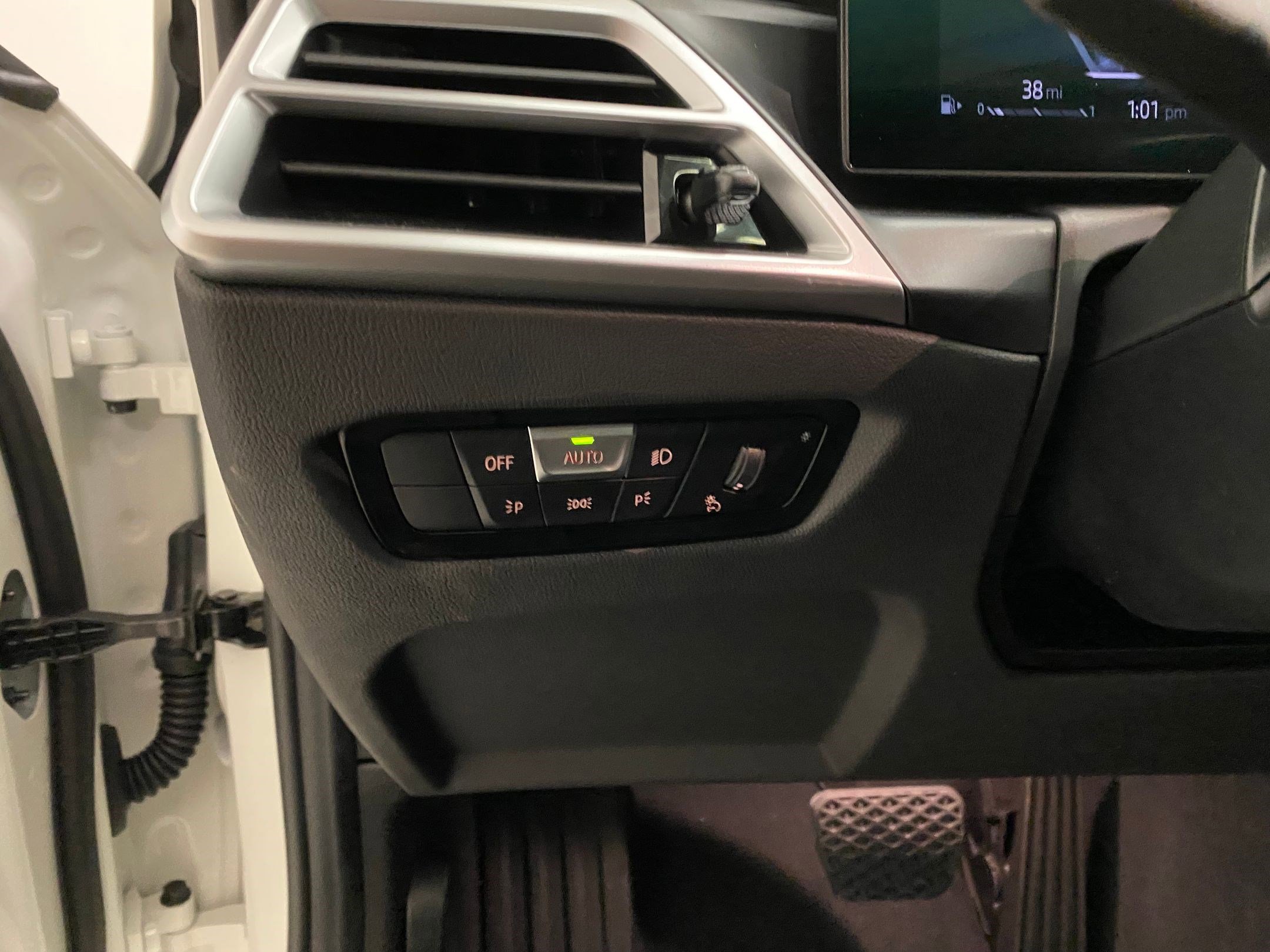 2025 BMW 3 Series 330i - Photo 25