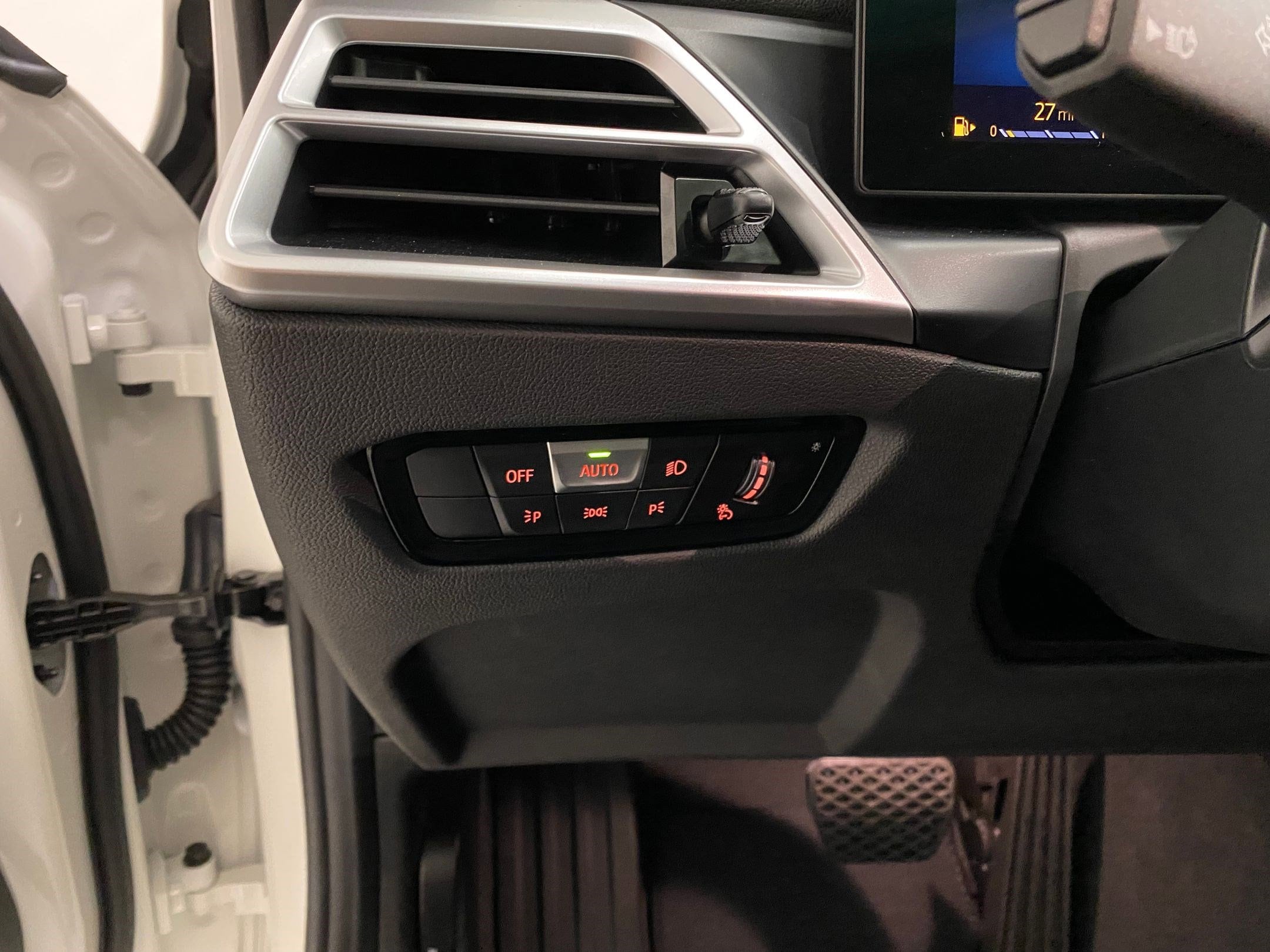 2025 BMW 3 Series 330i - Photo 23