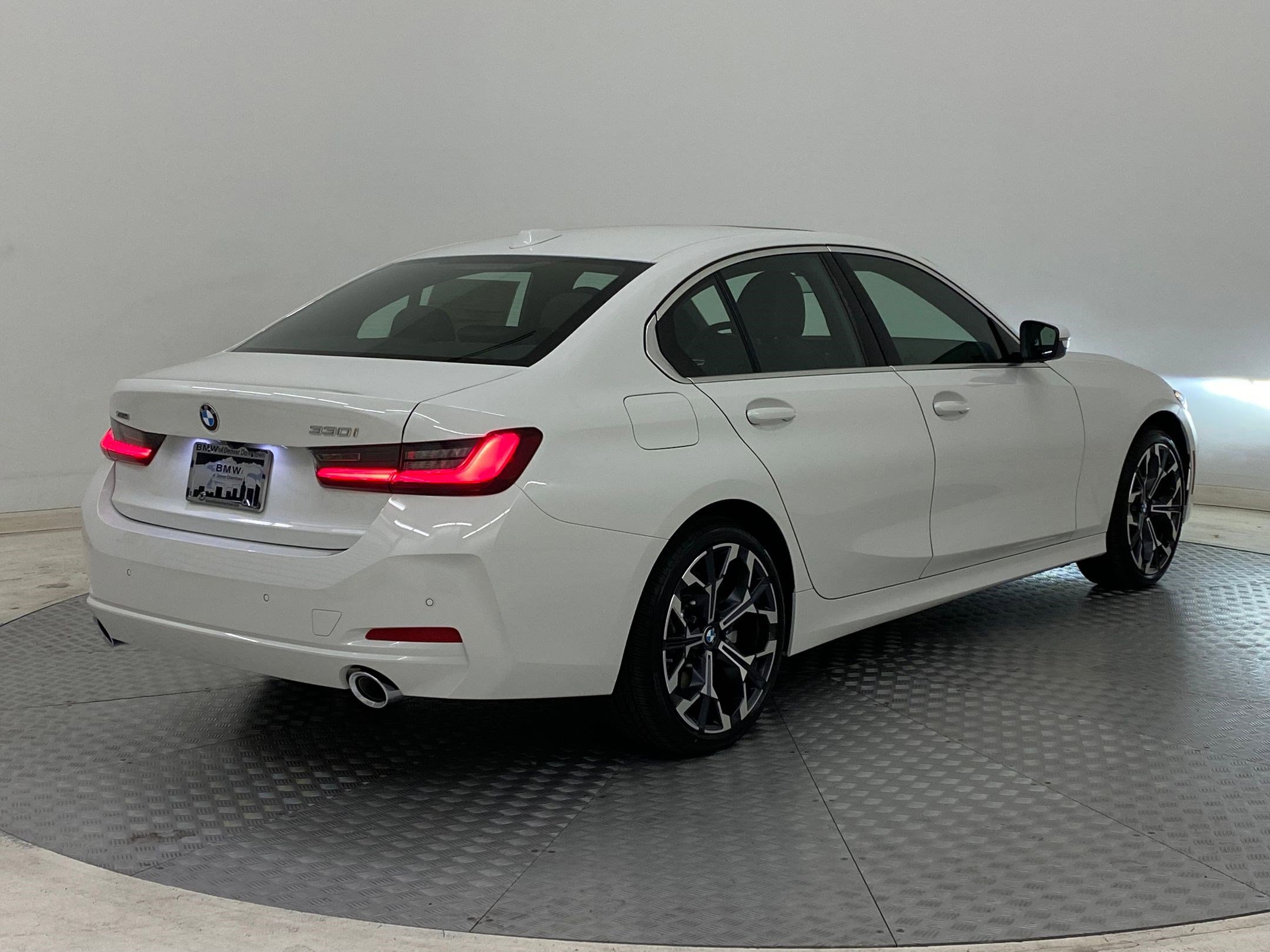 2025 BMW 3 Series 330i - Photo 8