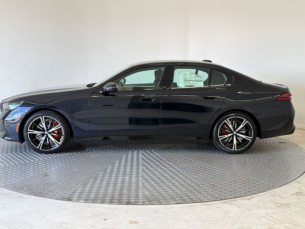 New 2026 BMW 550e xDrive Sedan