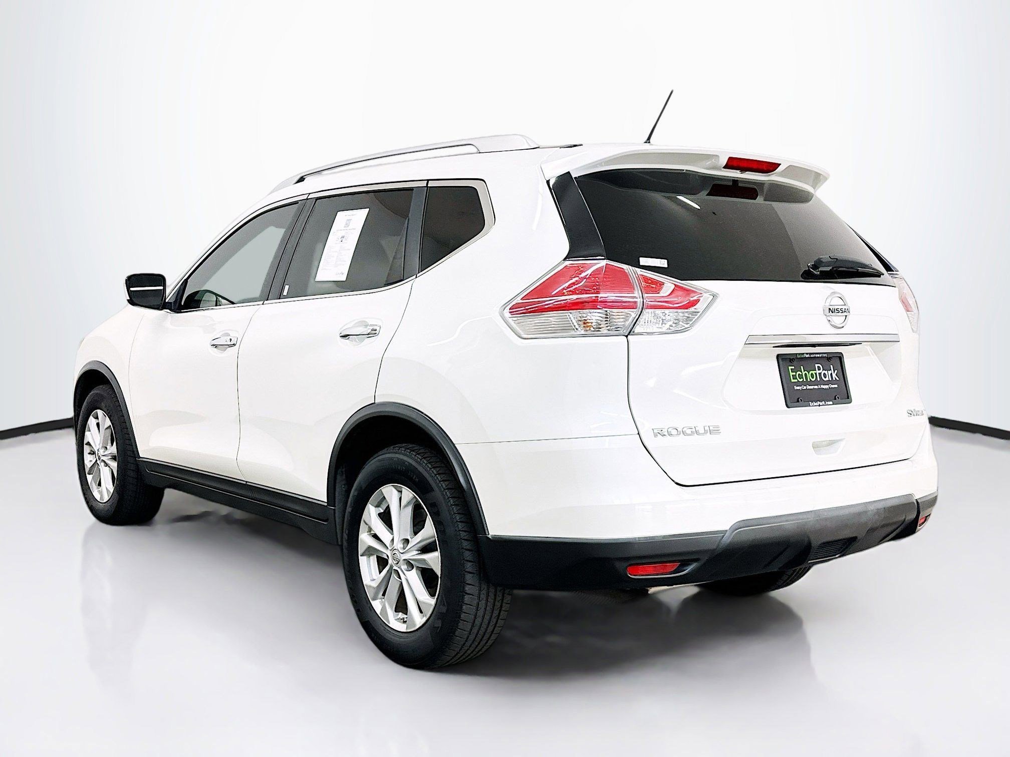 2015 Nissan Rogue SV photo 3