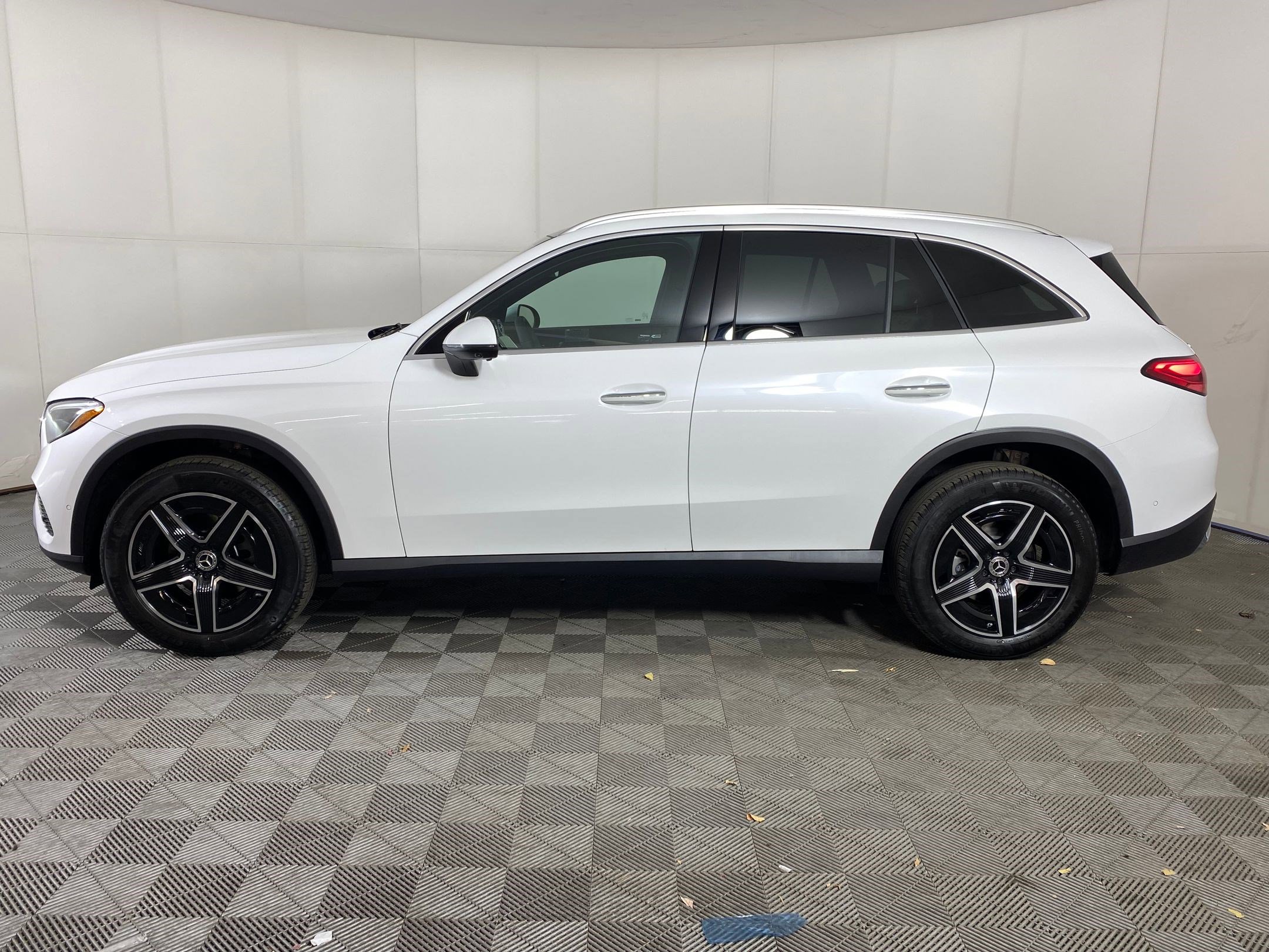2026 Mercedes Benz GLC 300 4MATIC photo 2