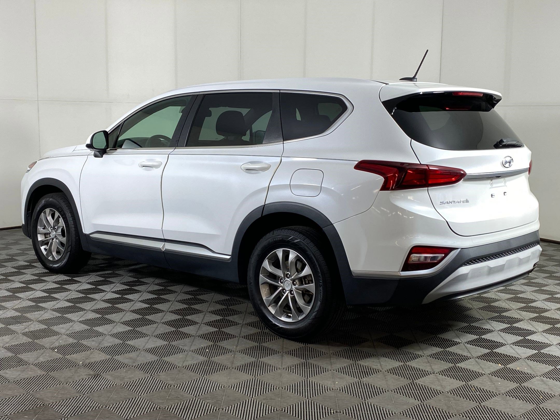 2019 Hyundai Santa Fe SE photo 3