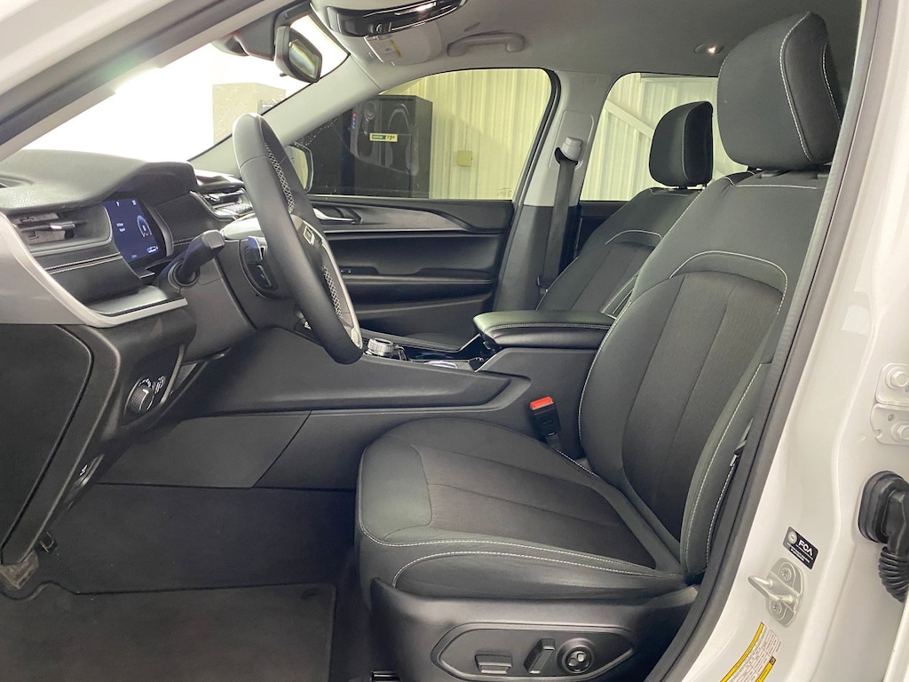 Used 2023 Jeep Grand Cherokee Laredo SUV