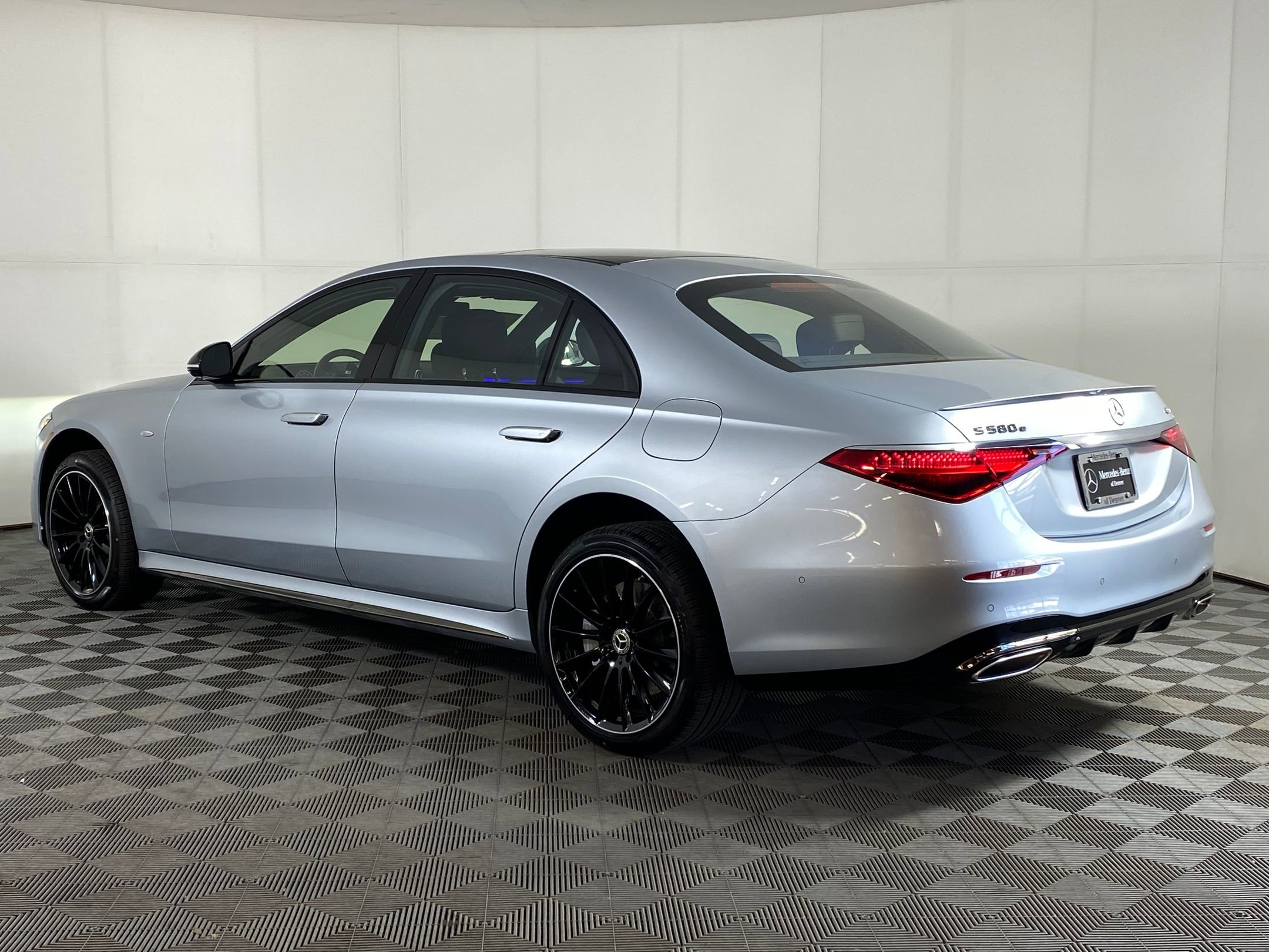 2025 Mercedes Benz S 580e 4MATIC photo 3