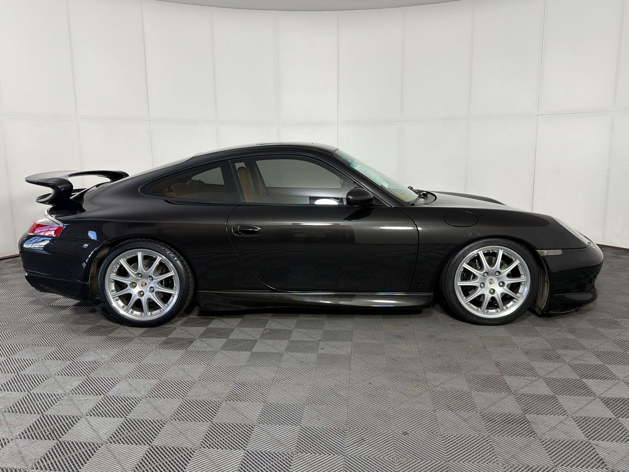 911 Carrera 2dr Car