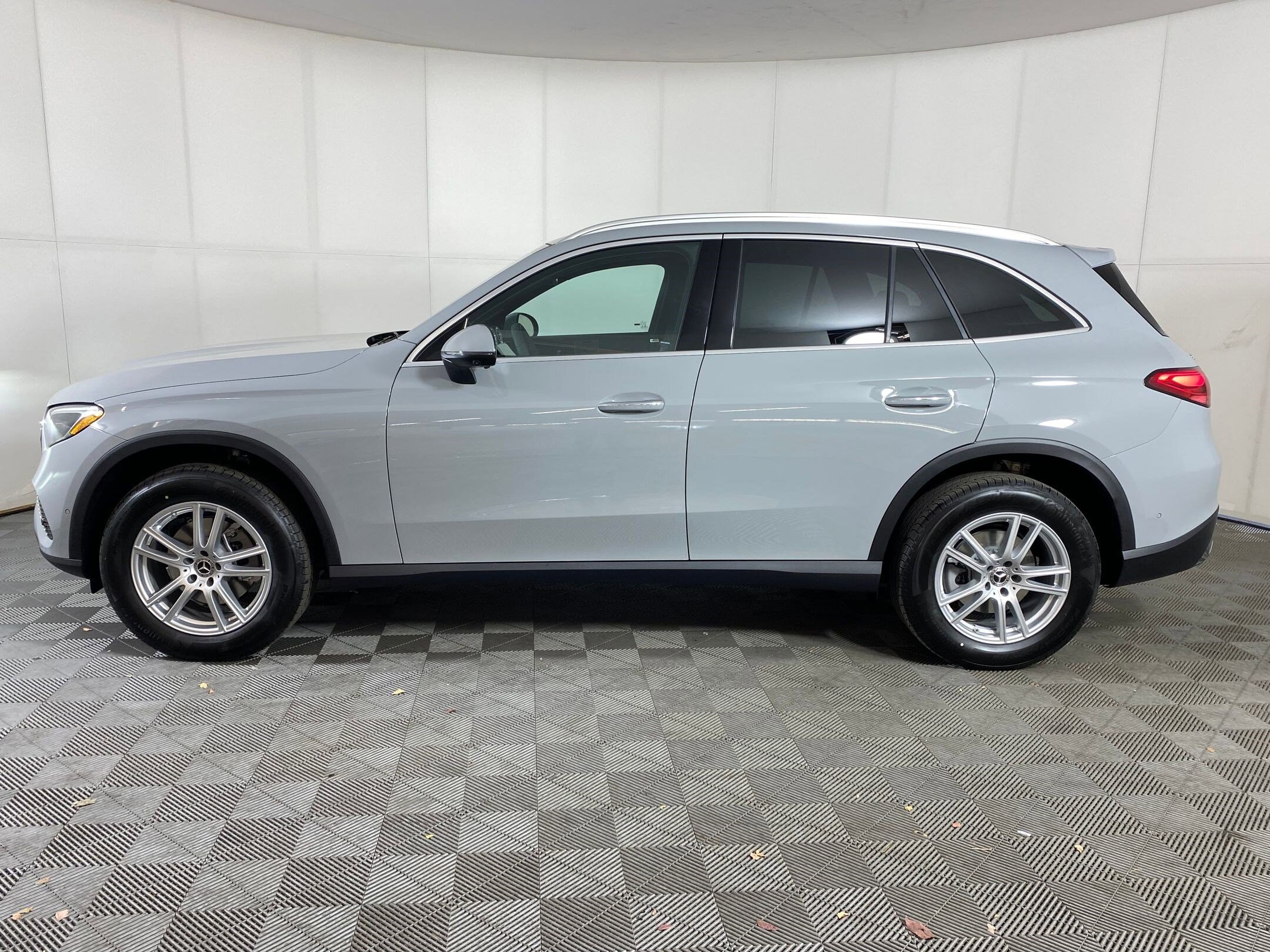 2026 Mercedes Benz GLC 300 4MATIC photo 2