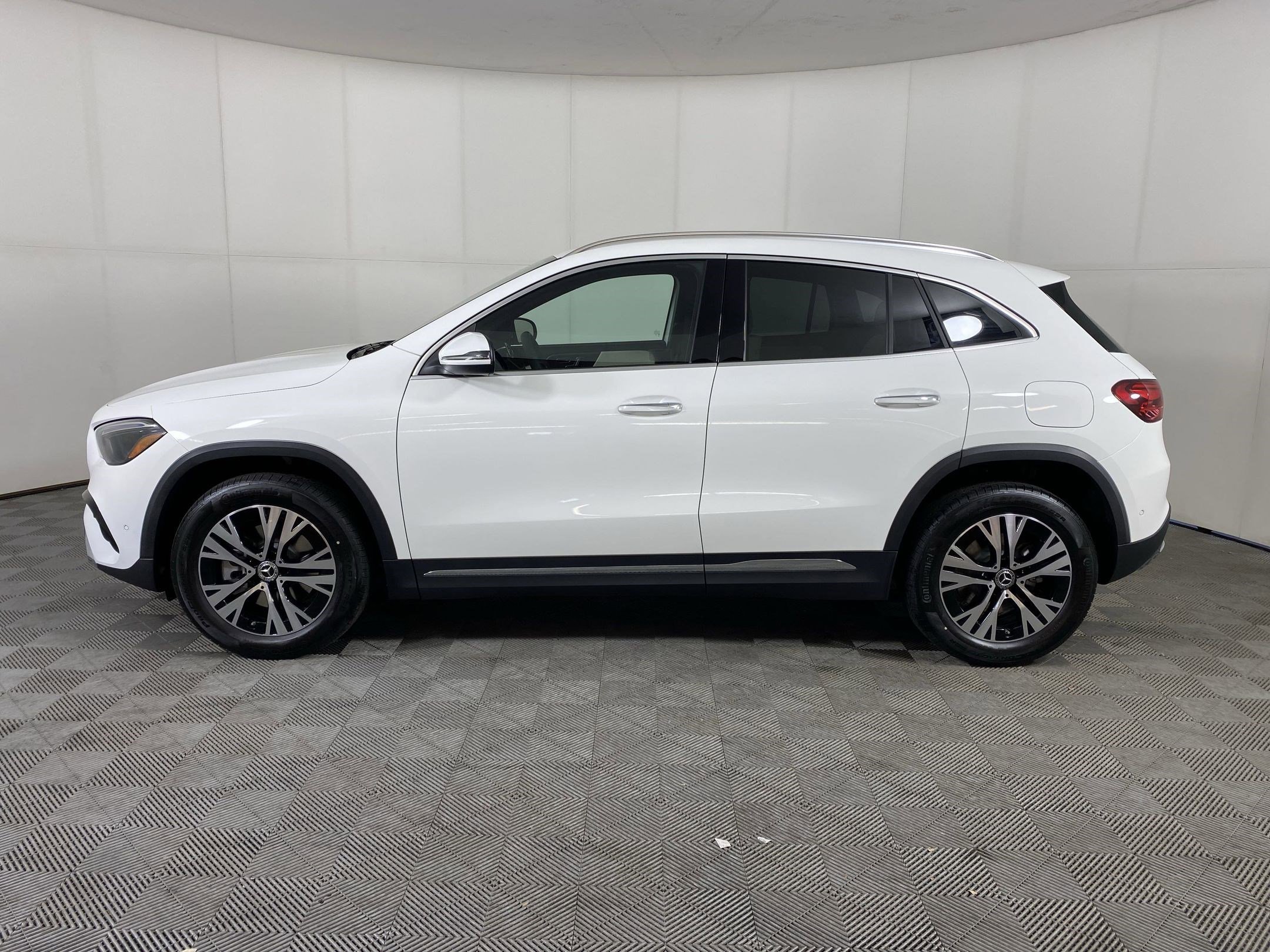 2025 Mercedes Benz GLA 250 4MATIC photo 2