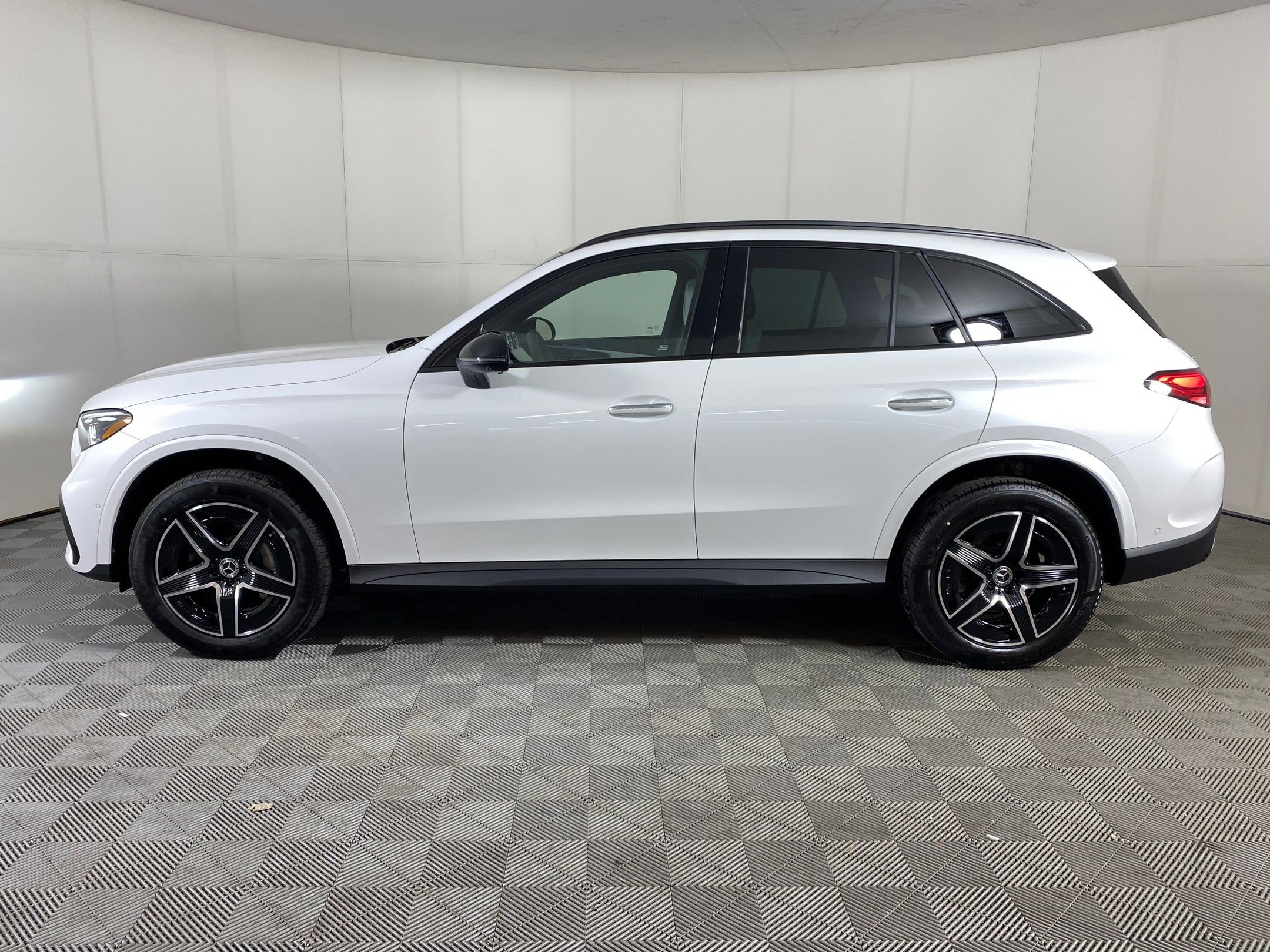 2026 Mercedes Benz GLC 300 4MATIC photo 2