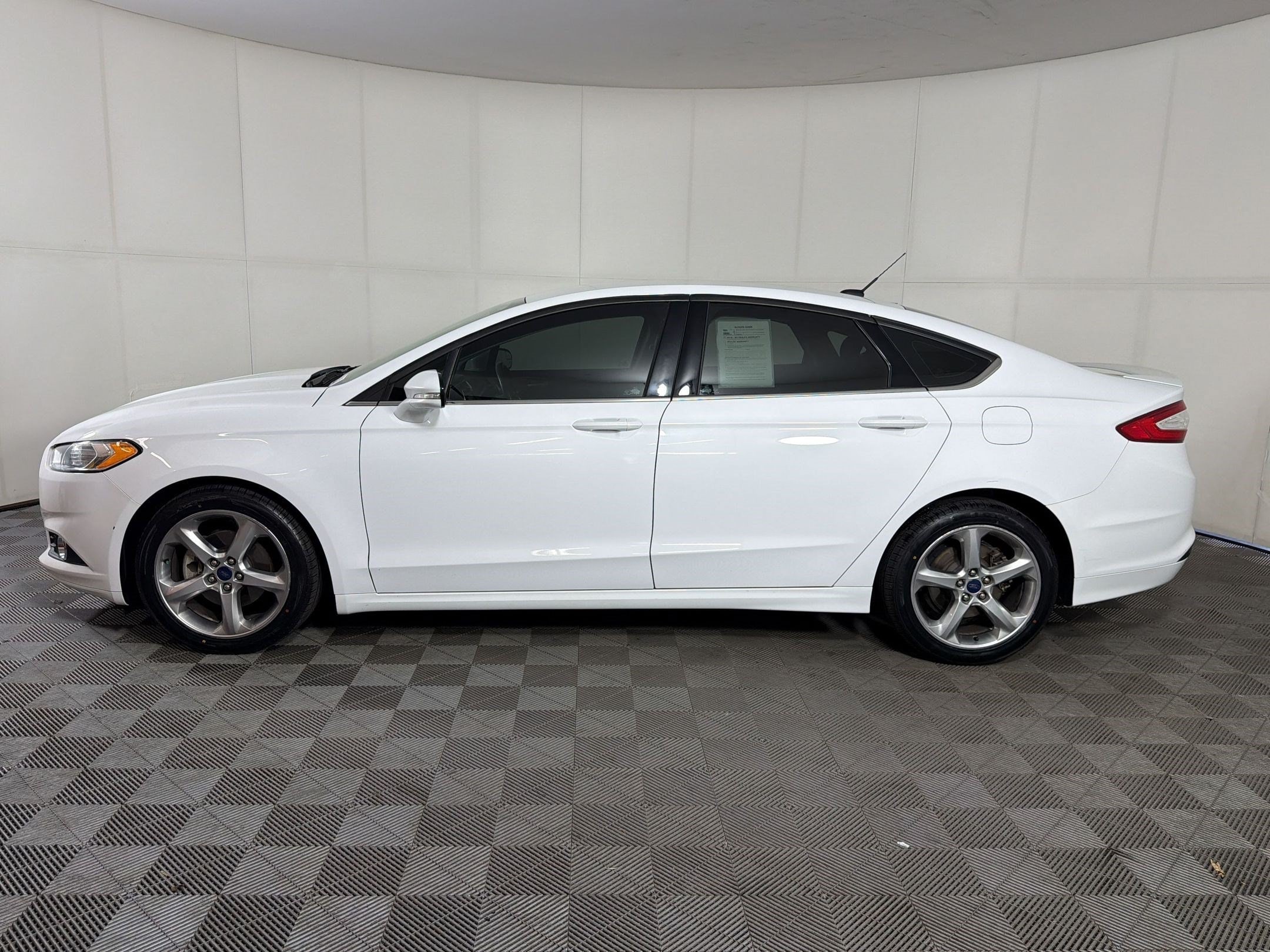 Fusion SE 4dr Car