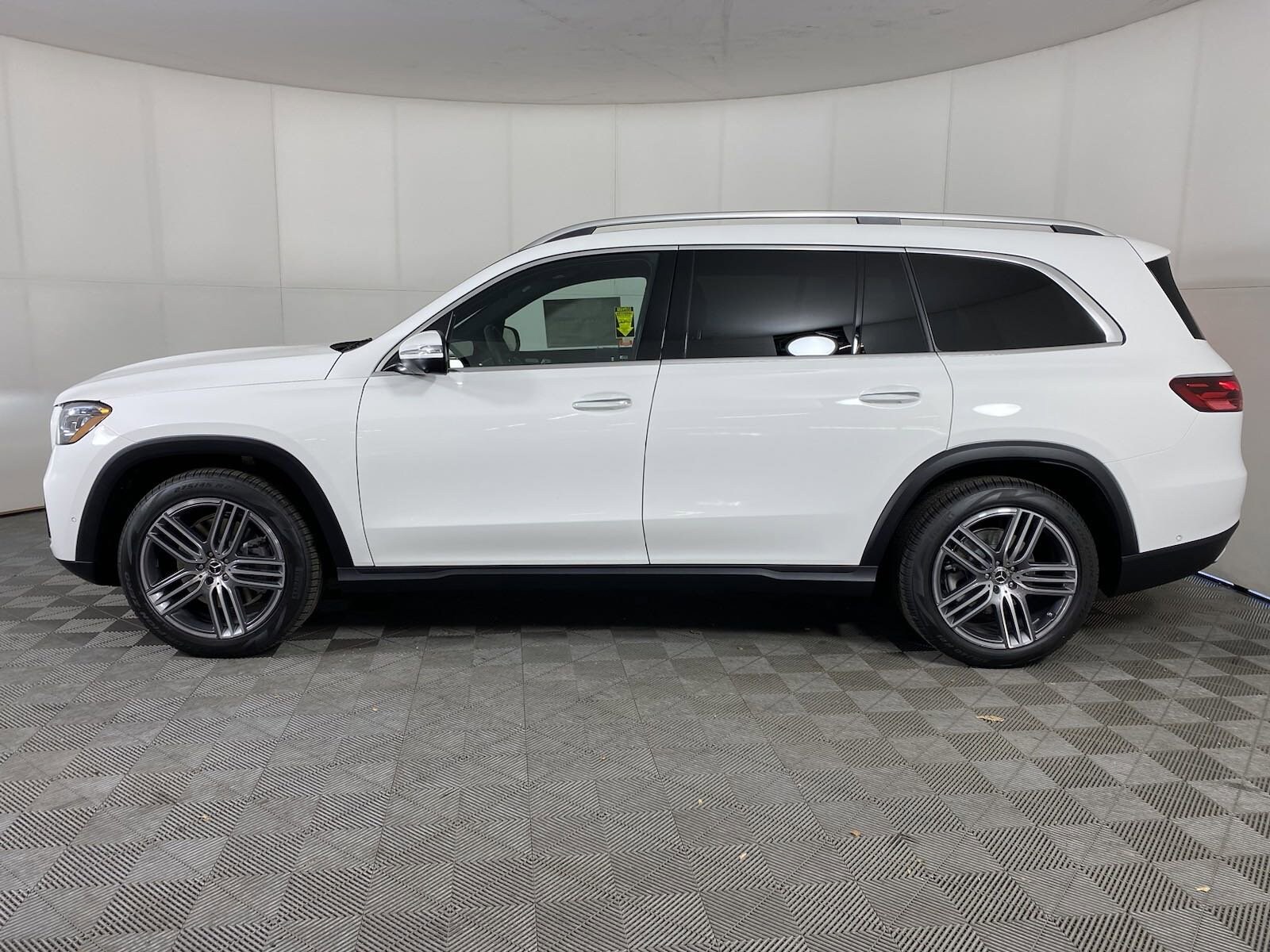 2025 Mercedes Benz GLS 450 4MATIC photo 4