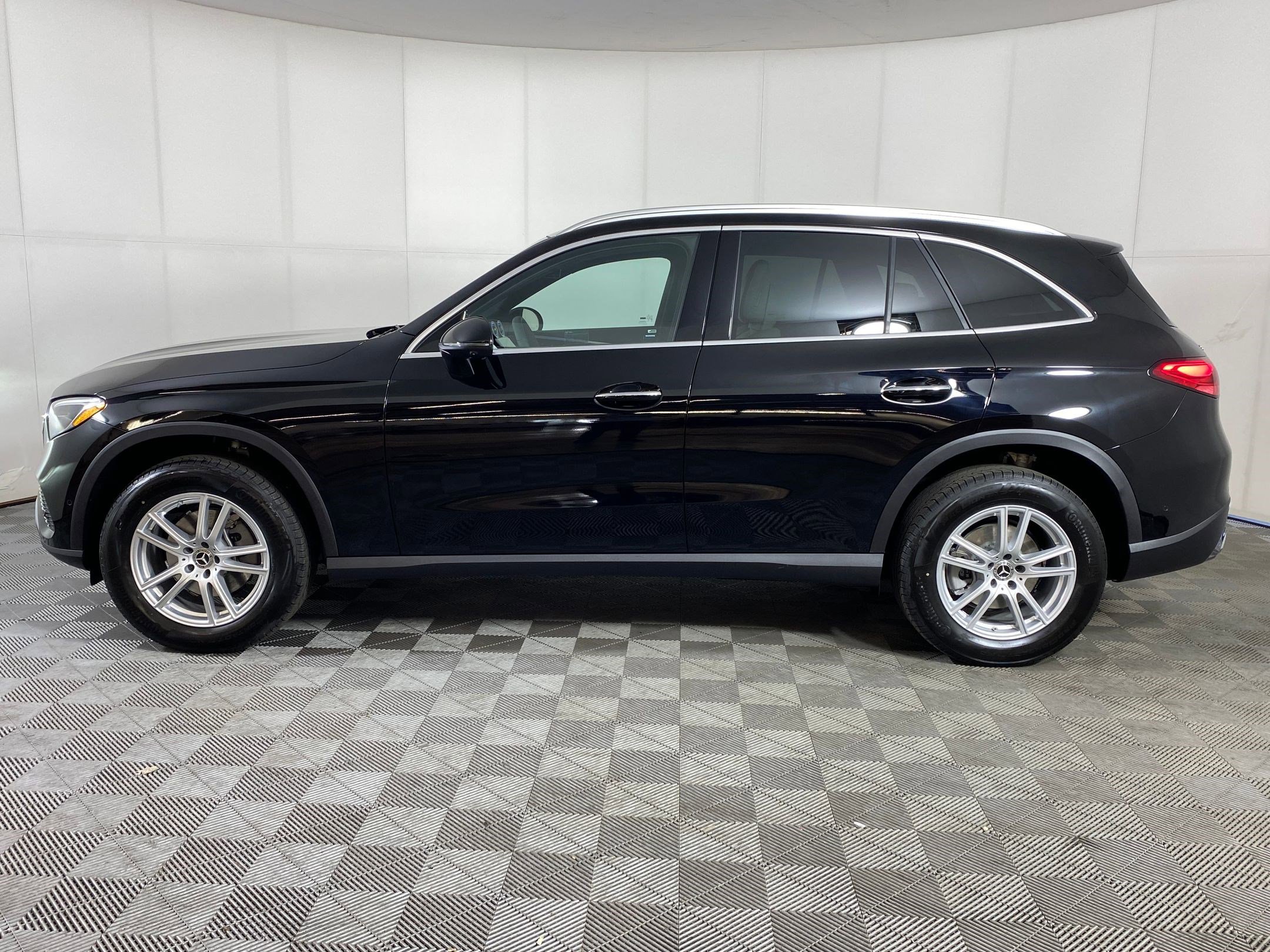 2026 Mercedes Benz GLC 300 4MATIC photo 2