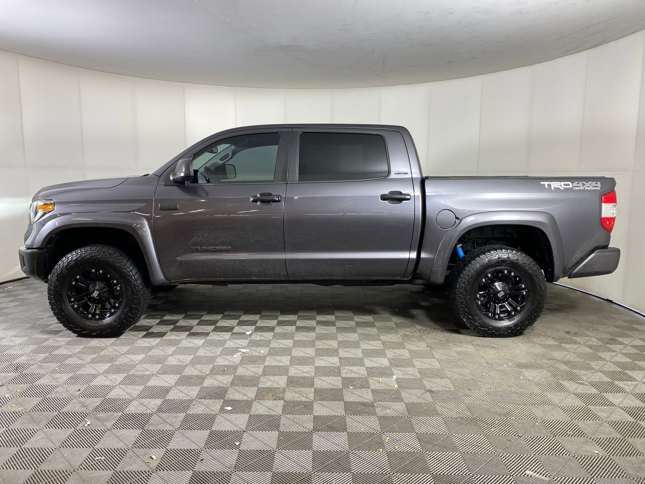 2018 Toyota Tundra Limited photo 2