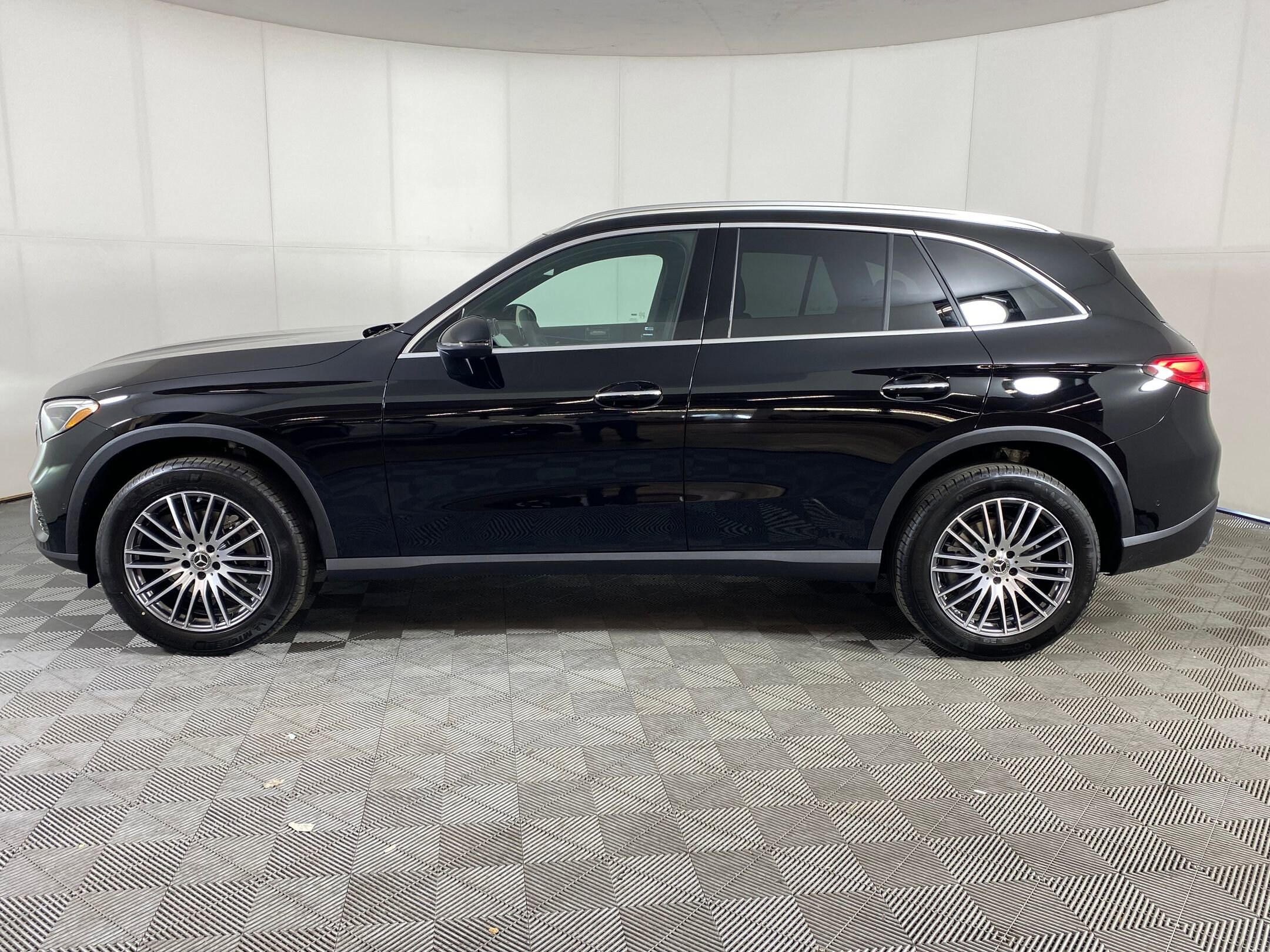2026 Mercedes Benz GLC 300 4MATIC photo 2