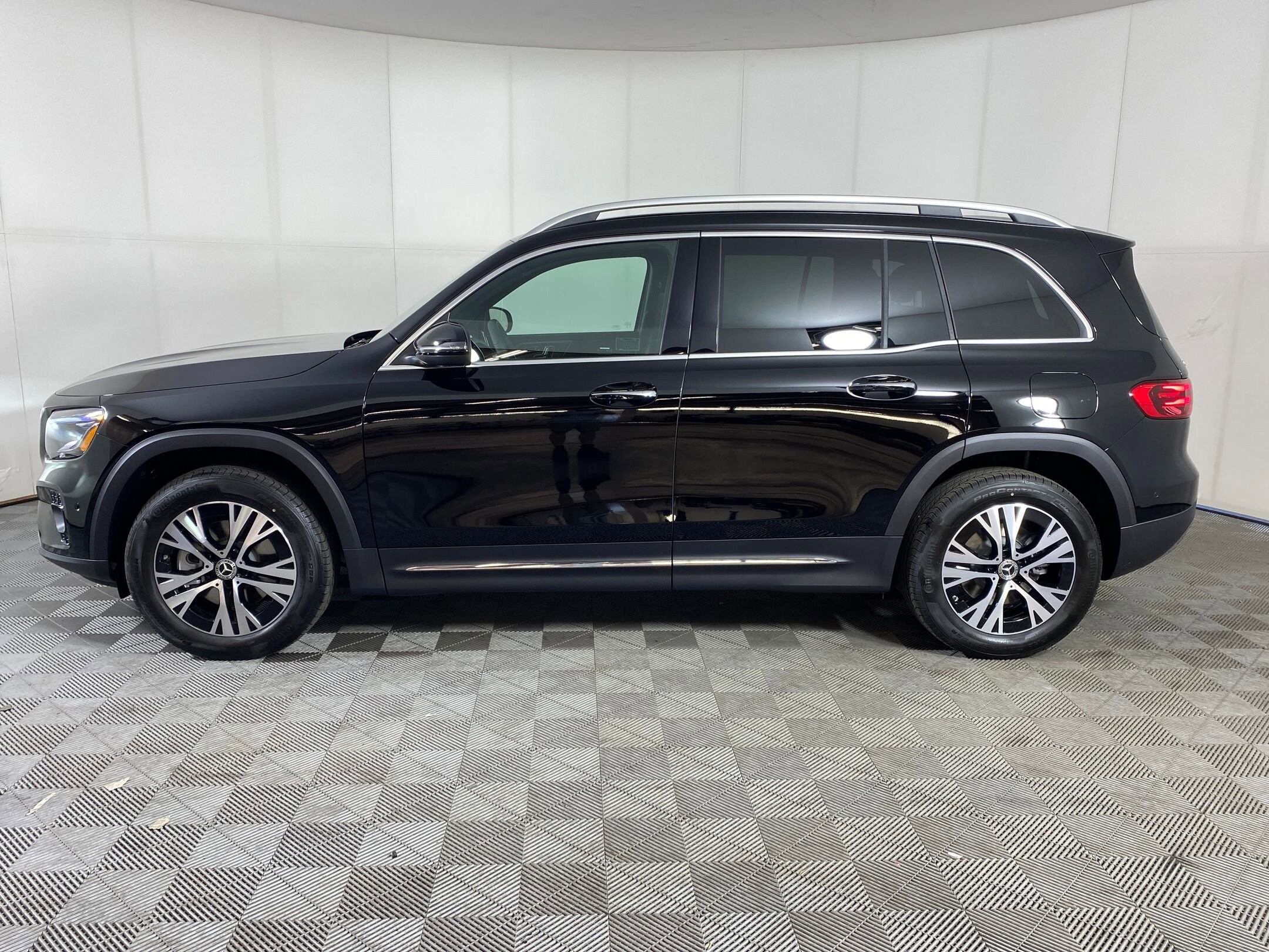 2025 Mercedes Benz GLB 250 4MATIC photo 2