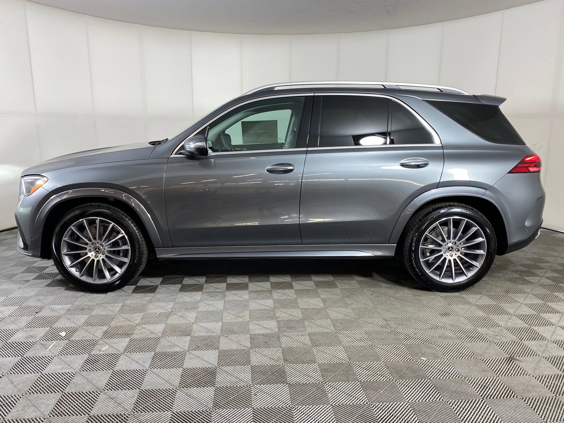 2025 Mercedes Benz GLE 350 4MATIC photo 2