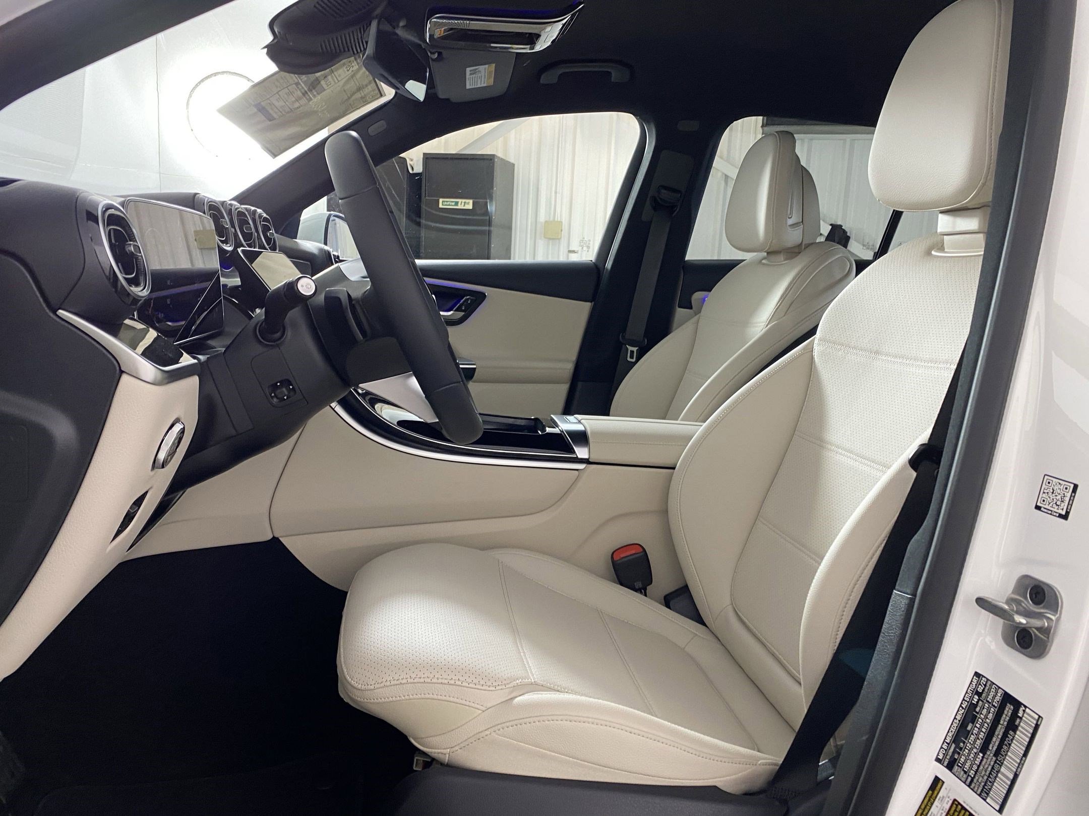 2025 Mercedes Benz GLC 300 4MATIC photo 4