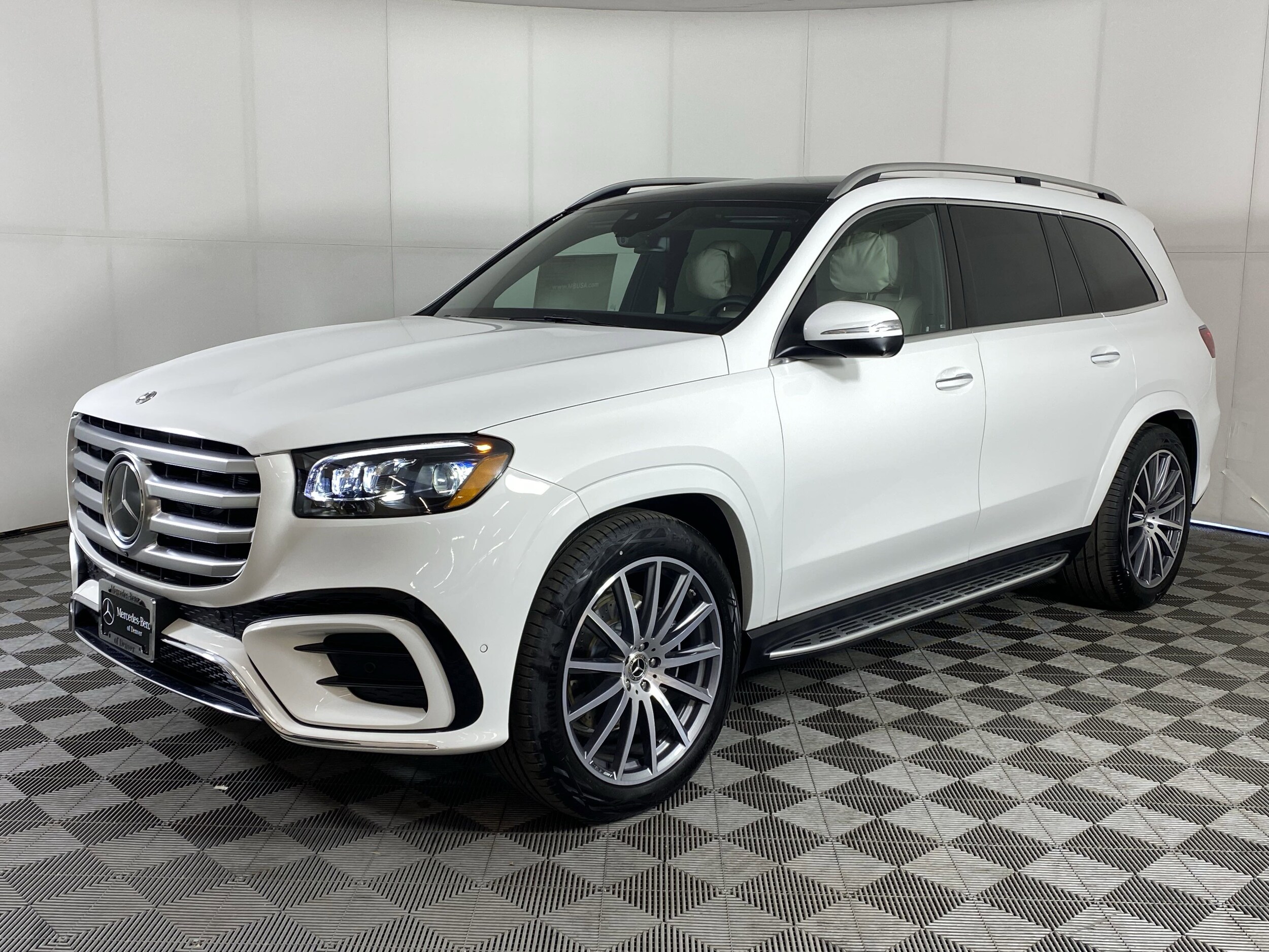 2025 Mercedes Benz GLS 580 4MATIC photo 3