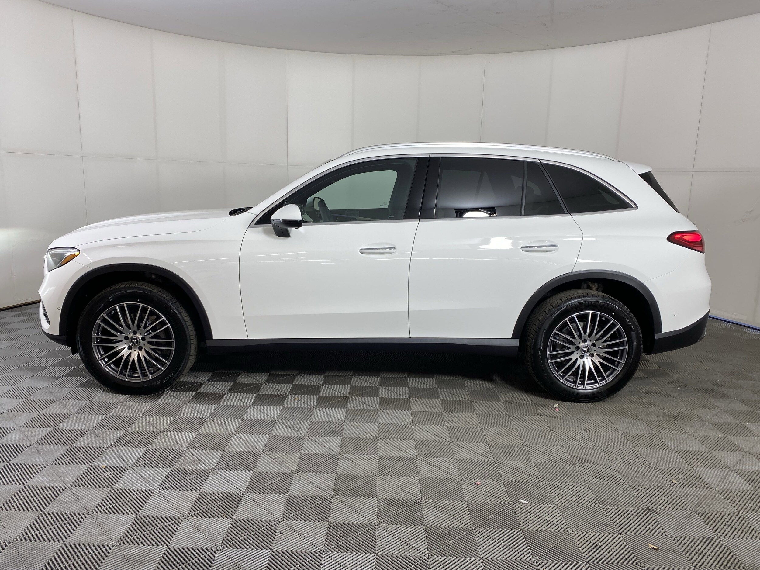 2025 Mercedes Benz GLC 300 4MATIC photo 4