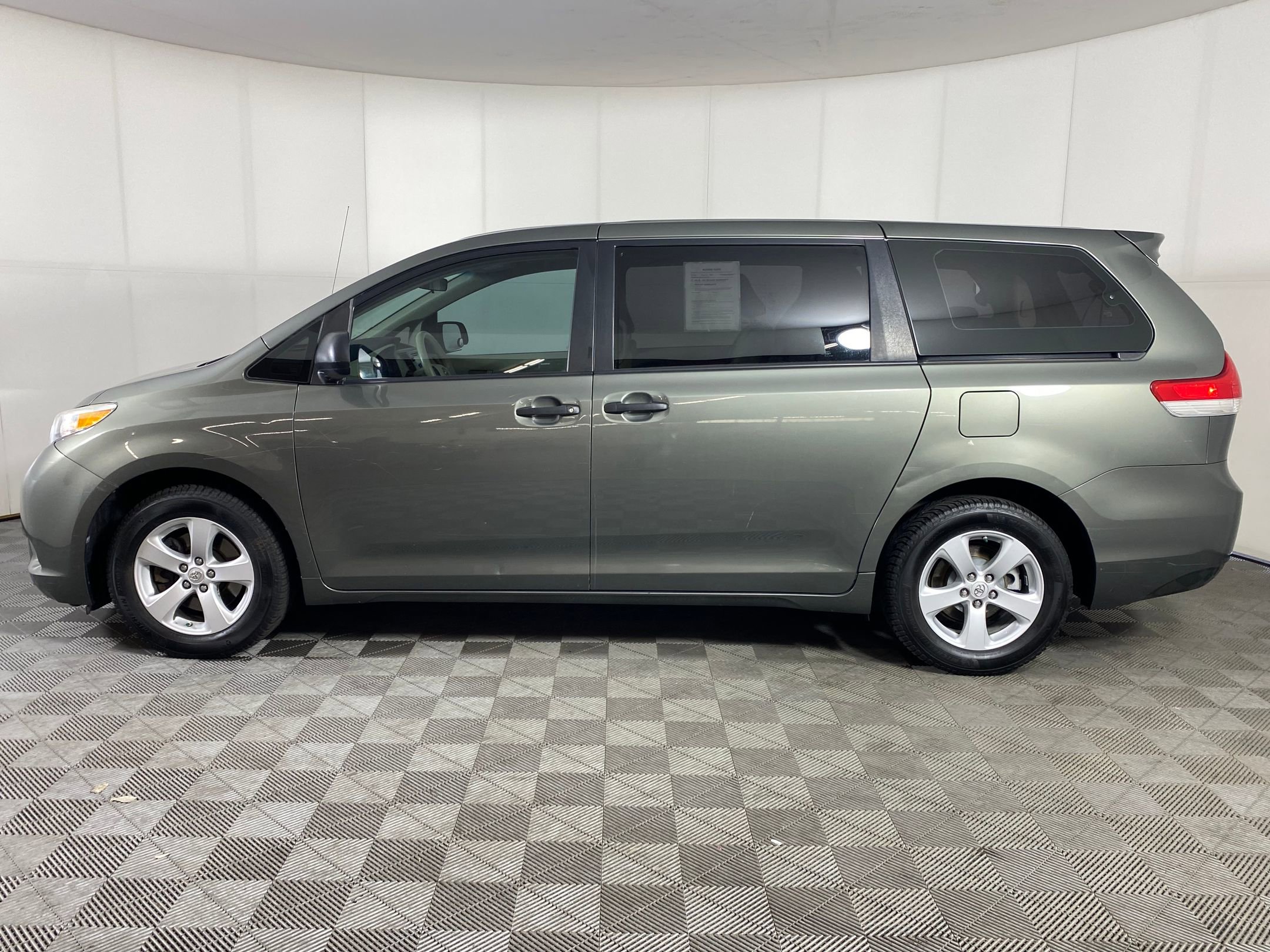 2011 Toyota Sienna photo 2