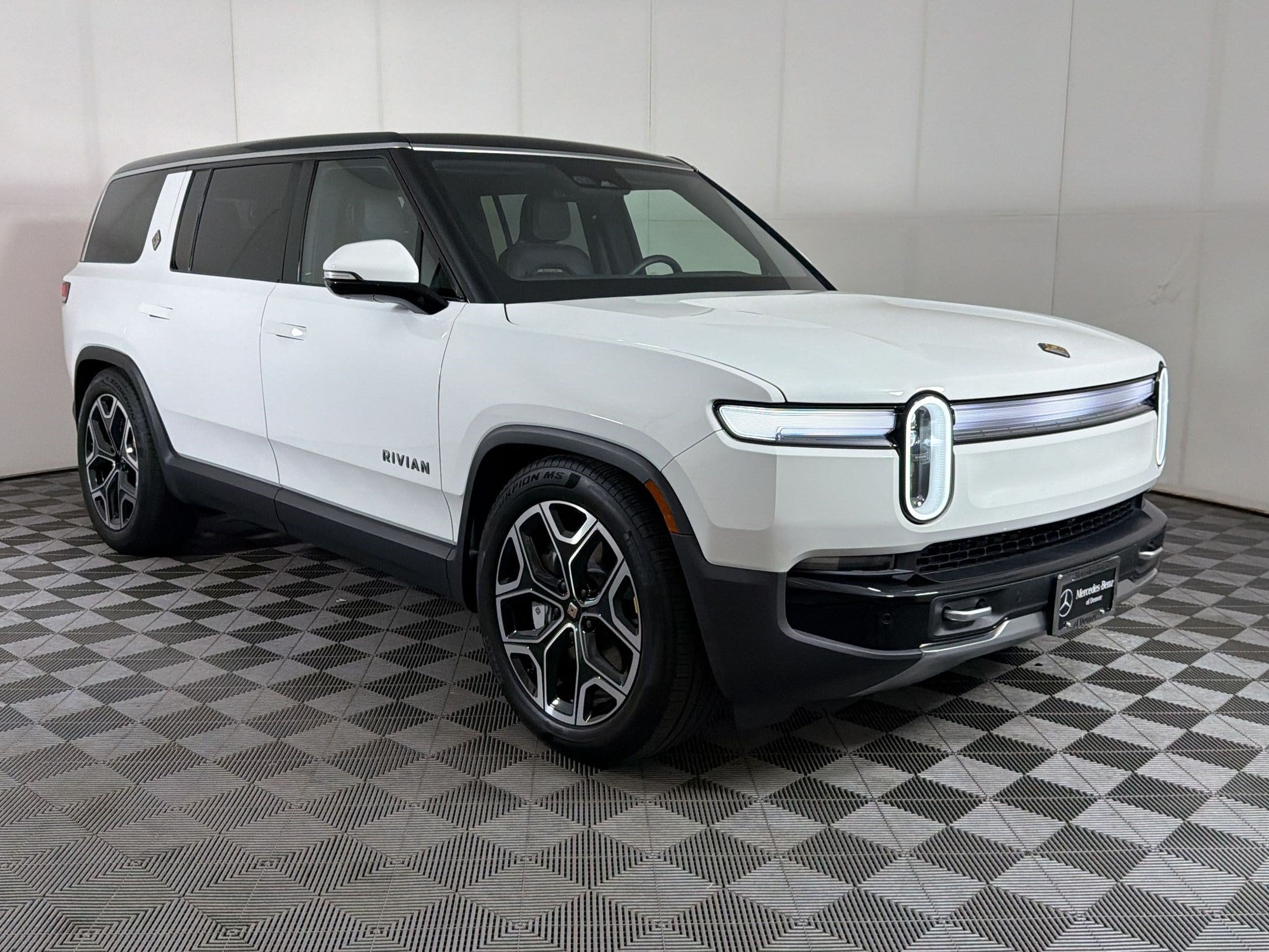 R1S Sport Utility