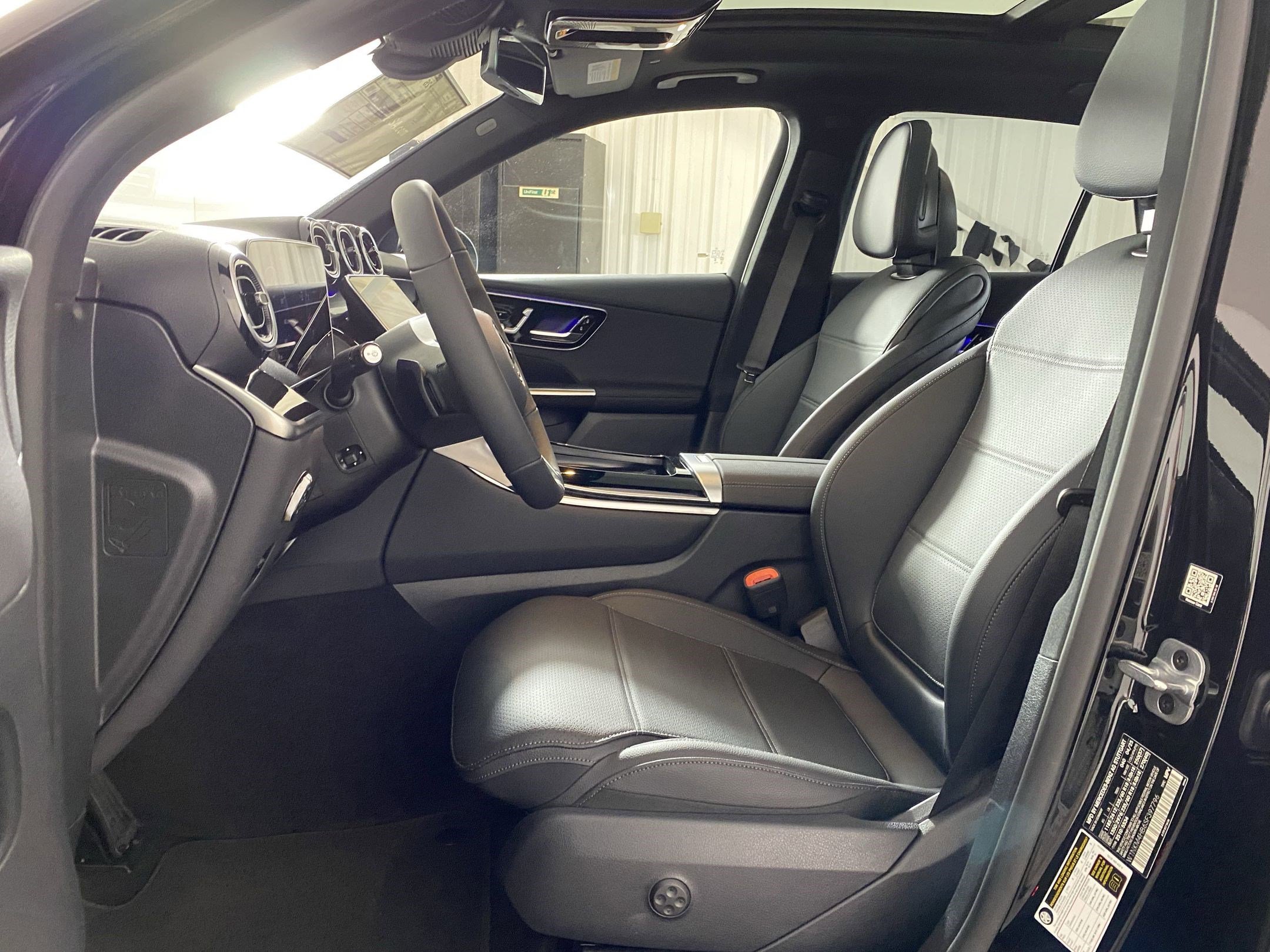 2025 Mercedes Benz GLC 300 4MATIC photo 4