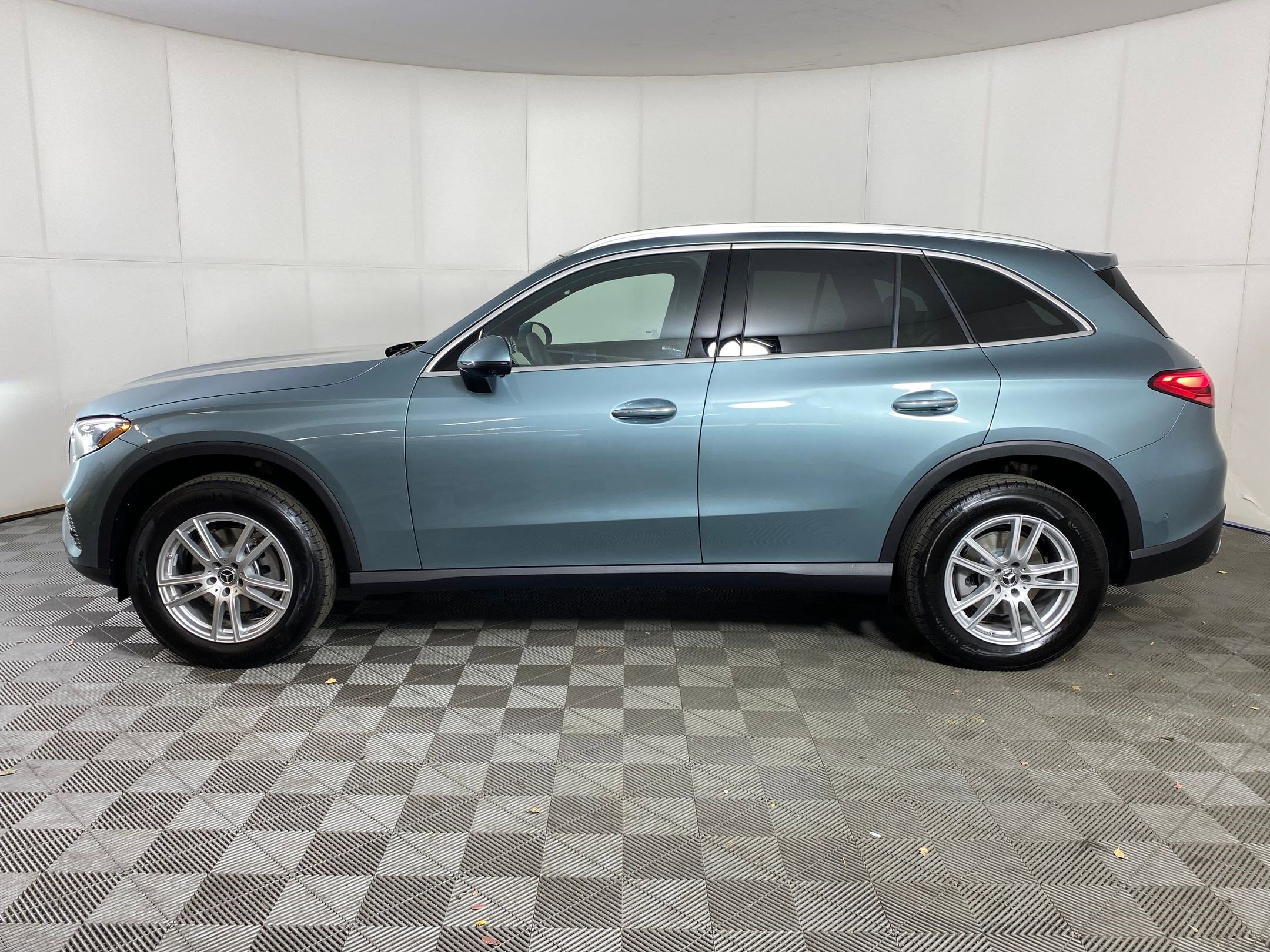 2026 Mercedes Benz GLC 300 4MATIC photo 2