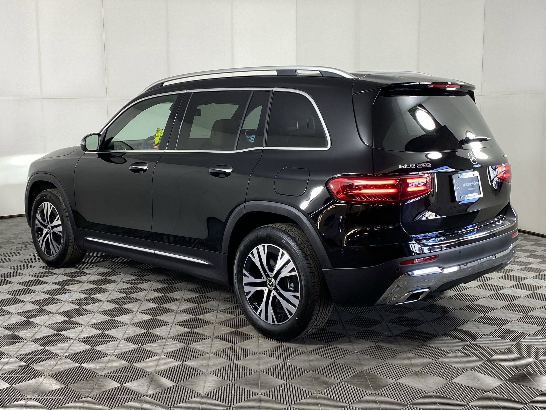 2025 Mercedes Benz GLB 250 4MATIC photo 3