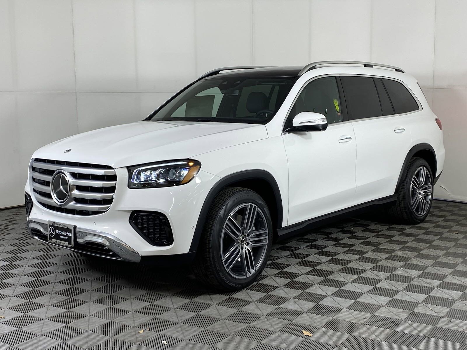 2025 Mercedes Benz GLS 450 4MATIC photo 3