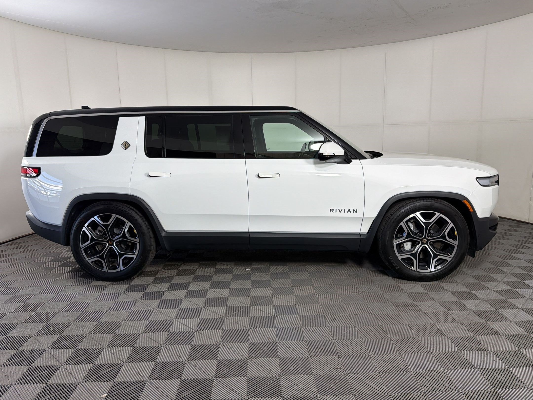 R1S Sport Utility