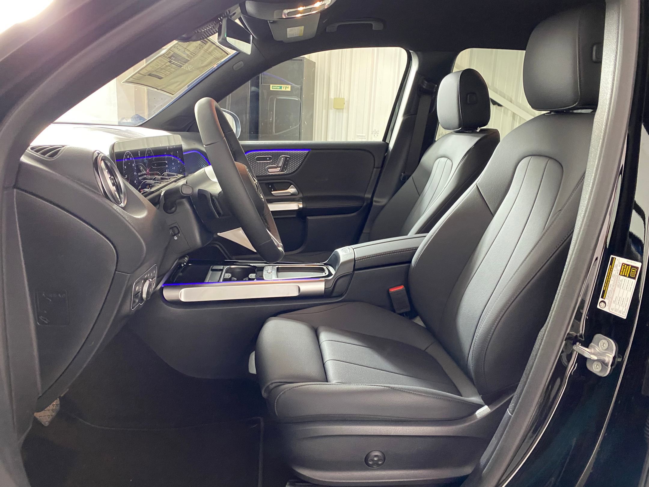 2025 Mercedes Benz GLB 250 4MATIC photo 4