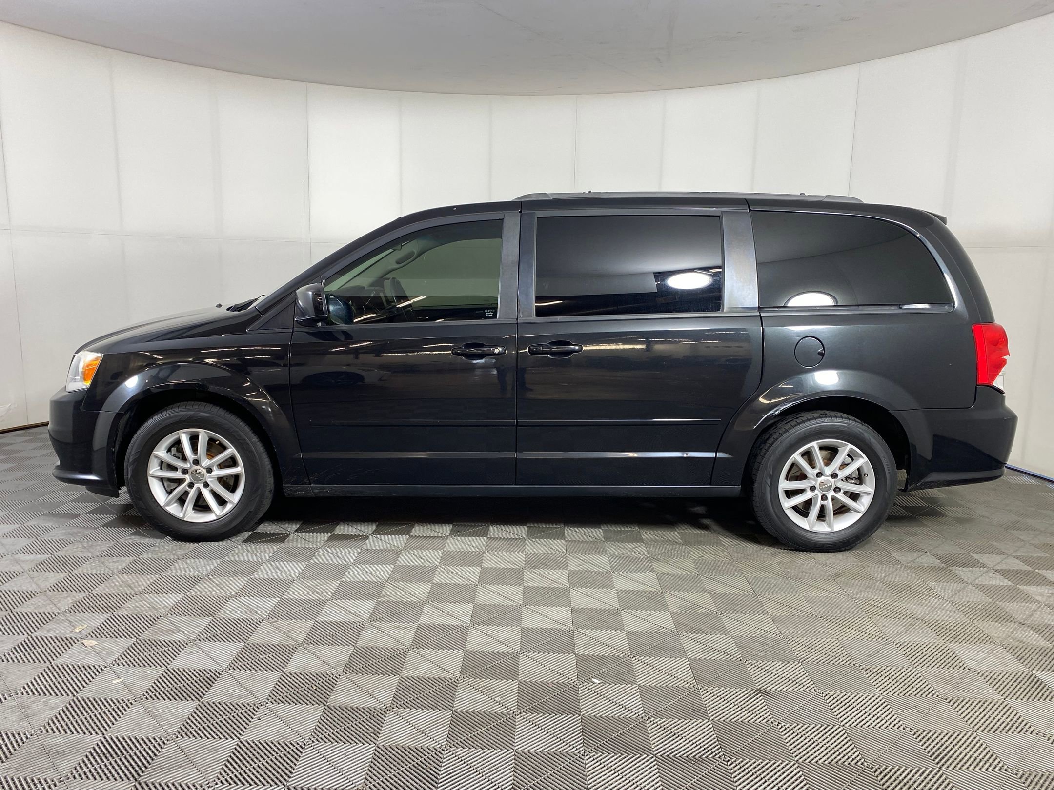 2015 Dodge Grand Caravan SXT photo 2
