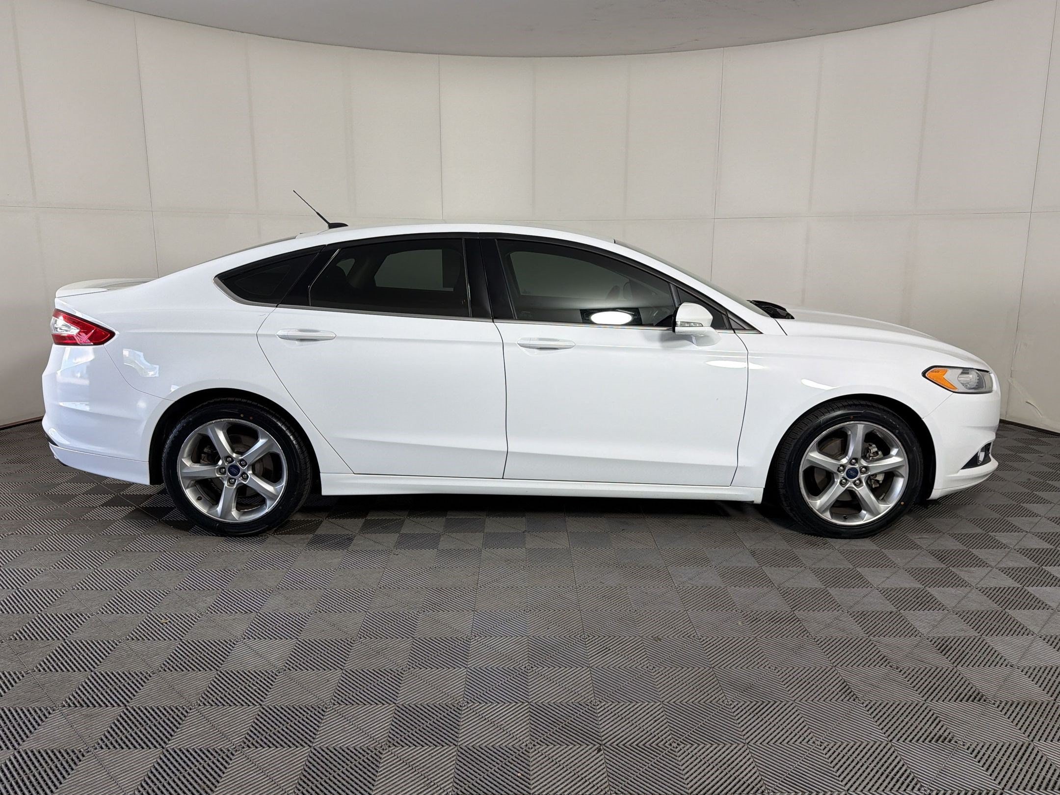 Fusion SE 4dr Car