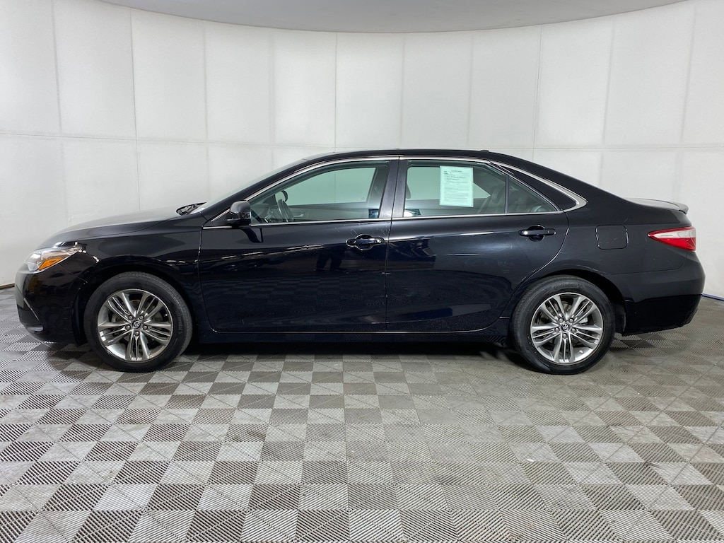 Used 2016 Toyota Camry SE Sedan