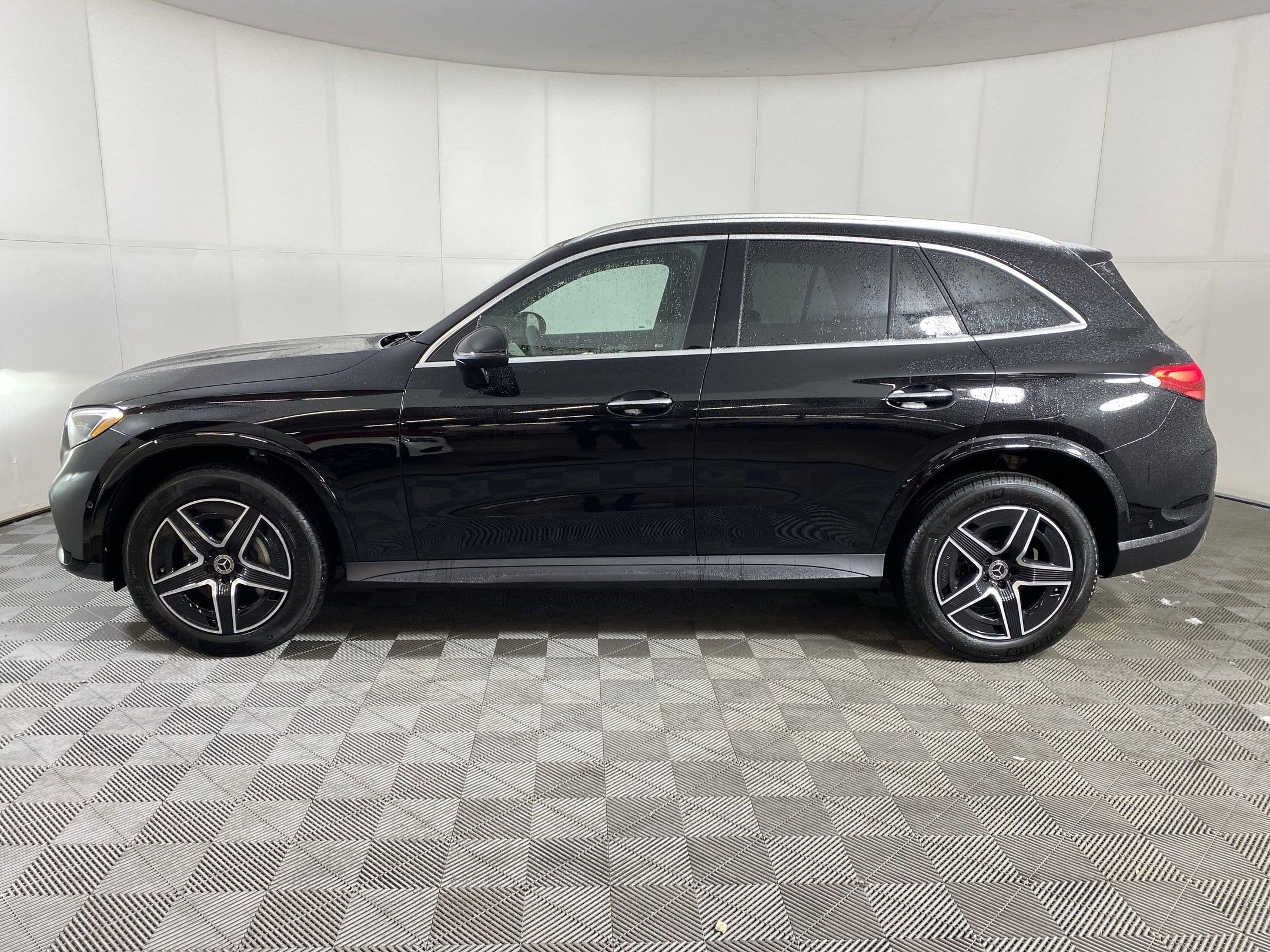2025 Mercedes Benz GLC 300 4MATIC photo 2