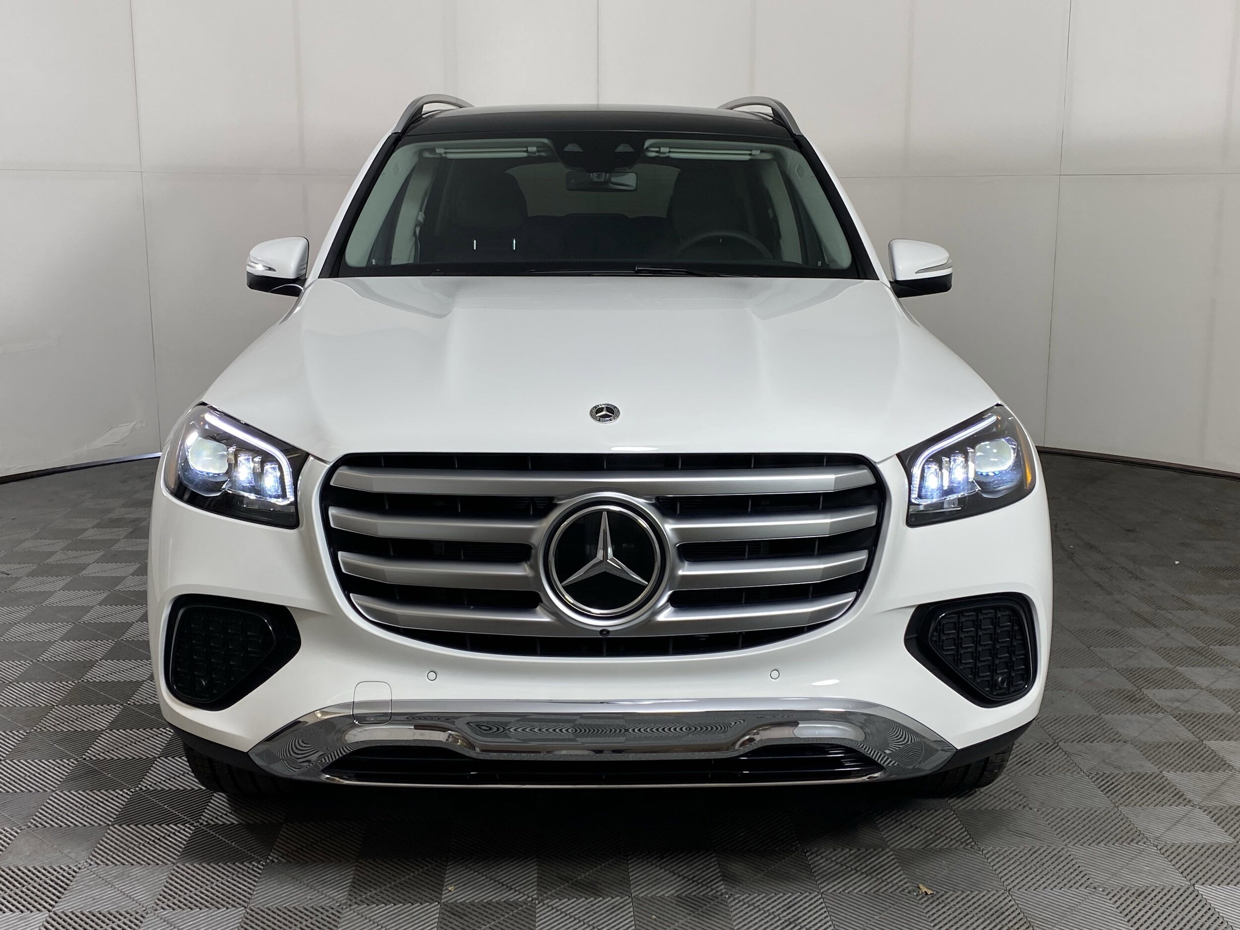 2025 Mercedes Benz GLS 450 4MATIC photo 2