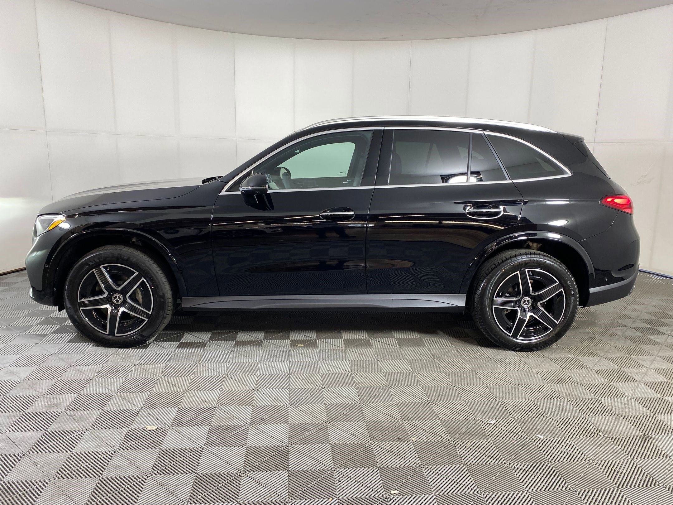 2026 Mercedes Benz GLC 300 4MATIC photo 2